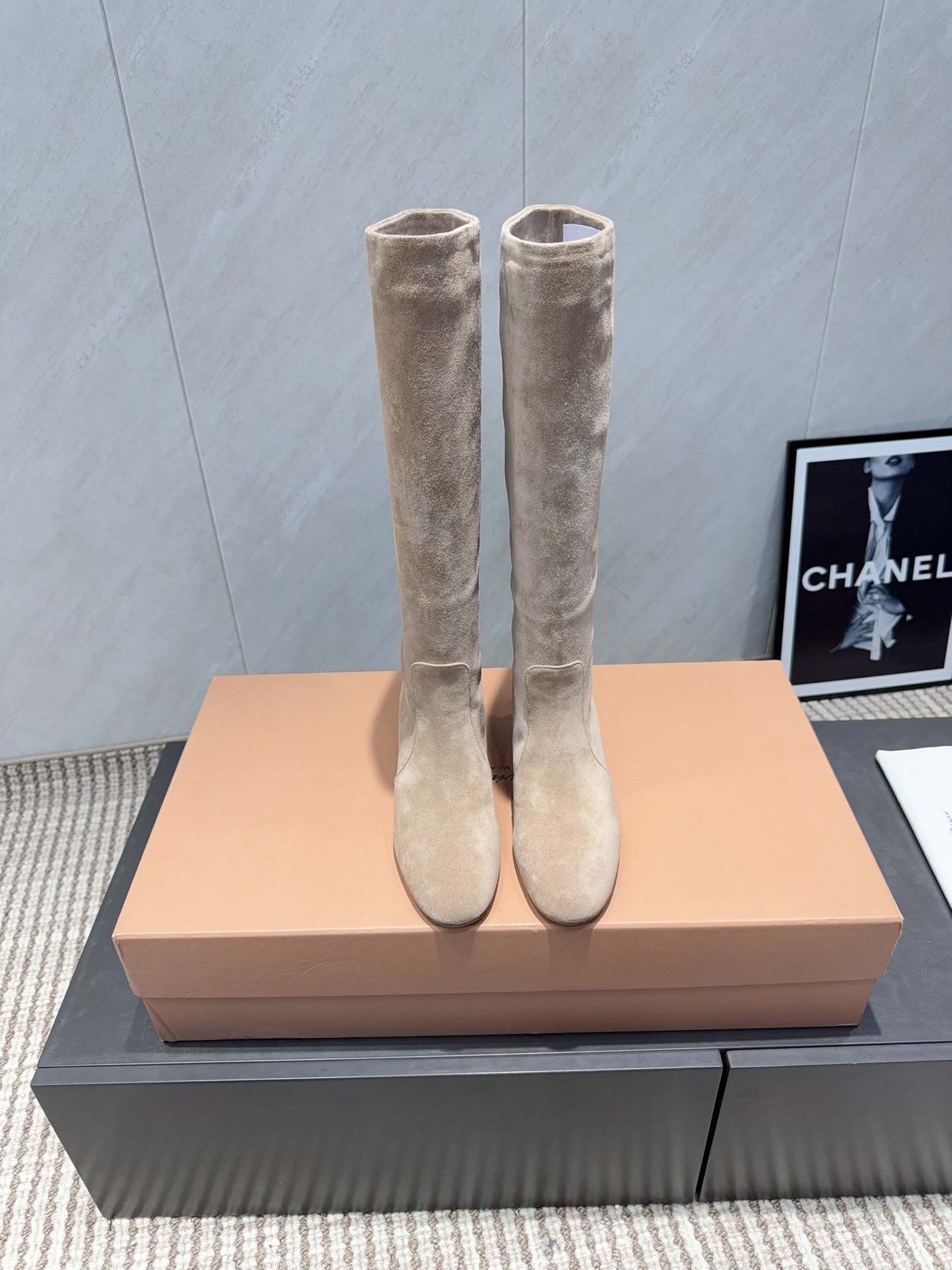NO:695820,: 'Exclusive top version' Gianvito Rossi 2025 vs the latest autumn and winter catwalk popular boots series... [Round-toe one-leg boots] Top version Gianvito Rossi autumn and winter limited catwalk boots!  One of the most worth-buying boots this year!  The same style of Yi Mengling has been worn by many Internet celebrities. Gianvito Rossi is really cool this autumn and winter. The autumn and winter limited edition is very difficult to buy in the counter. It looks very hard, but it is actually very soft and easy to wear!  The feet feel great!  The boots are wide, no matter whether your legs are thick or thin, you can wear them with a loose feeling and make your legs look very straight!  !  Full of punk style!  Upper: original customized cowhide Lining: original customized sheepskin Foot pads: original customized sheepskin Outsole: original customized genuine leather sole Heel height: 6cm Size number: 35-39 (40. Customized, non-refundable and non-exchangeable) Packaging: original full set of packaging Color: official website updated simultaneously, boots, boots, sheepskin19860909:《独家顶级版本》 Gianvito Rossi2025vs秋冬最新走秀爆款靴子系列…… 【圆头一脚蹬长靴】 顶级版本Gianvito Rossi秋冬限量走秀款长筒靴！ 今年最值得入手的靴子 没有之一！易梦玲同款超多网红明星上脚 Gianvito Rossi今年秋冬确实泰酷辣 秋冬限定款 专柜非常难买 看着很硬的样子 其实非常软巨好穿！脚感超赞！ 靴筒宽大 不管腿粗腿细 都能穿出宽松感而且非常显腿直！！朋克风十足！ 鞋面:原版定制牛猄 内里:原版定制羊皮 垫脚:原版定制羊皮 大底:原版定制真皮底 跟高:6cm 码数:35-39（40.定制不退不换) 包装:原版全套包装 颜色:官网同步更新,靴子,boots,sheepskin,Women's Shoes