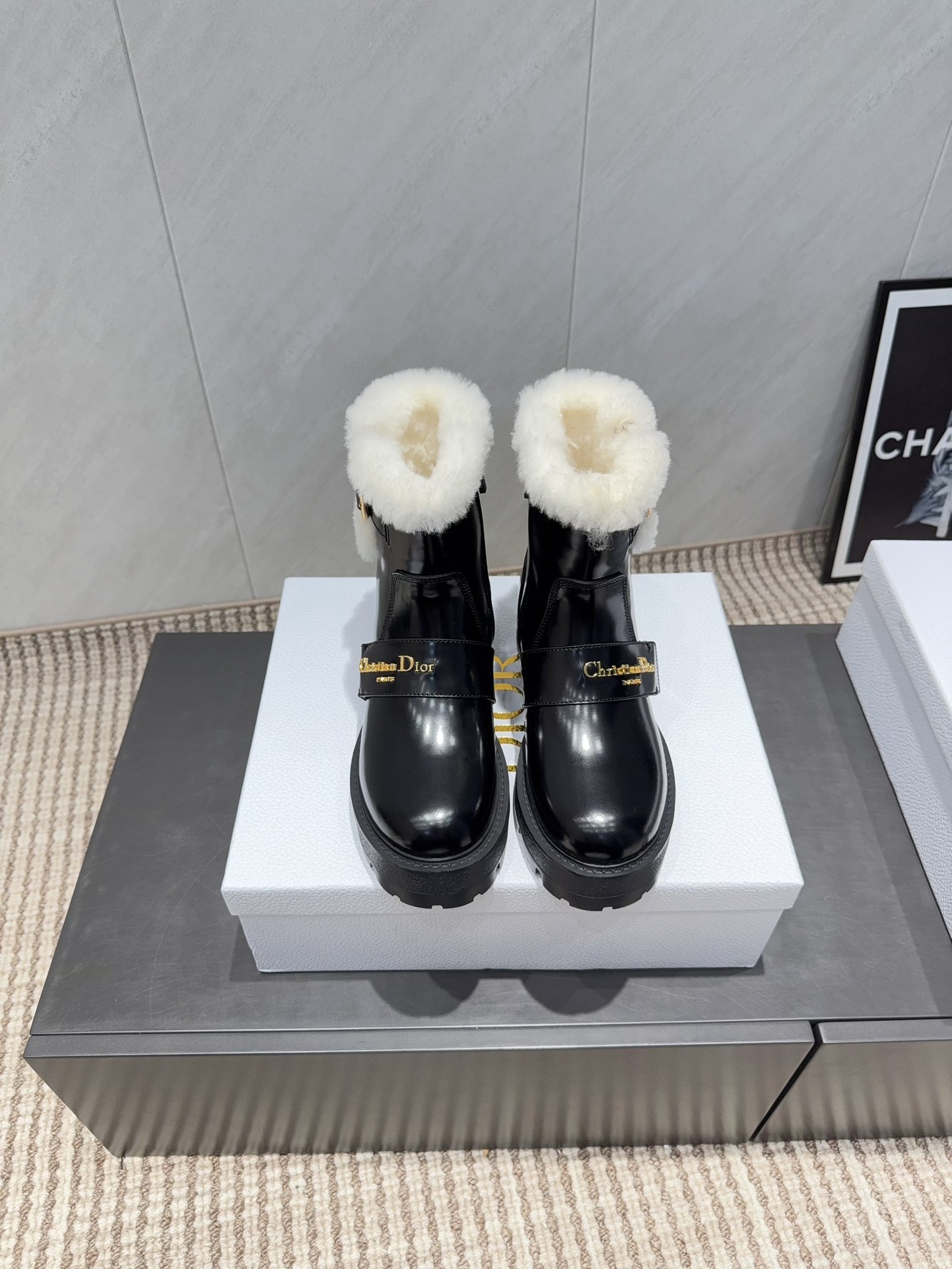 NO:616019,Maoli's 'Exclusive Top Version' DIO*R Dior 2025 vs early autumn classic hot-selling boots series...[Retro round-toe short boots] The original replica, the details are completely different, the new retro technology electric embroidery weathervane, eye-catching time, simple and versatile... The fabric is original custom-made open-edge beaded cowhide, the lining is original custom-made wool, the base is original custom-made wool, the outsole is original open-molded foam bottom, the size is 35-39 (40..41 customization is not returnable)  Packaging Original full set of packaging Color official website updated simultaneously, boots, dior, dior, boots, cowhide19860909毛里《独家顶级版本》 DIO*R迪奥2025vs早秋经典爆款靴子系列…【复古圆头短靴】 原版复刻,细节完全区别,全新复古科技电绣风向标,时间抢眼,简约百搭不平凡…… 面料原版定制开边珠牛皮 内里原版定制羊毛 垫脚原版定制羊毛 大底原版开模发泡成型底 码数35—39（40..41定制不退换） 包装原版全套包装 颜色官网同步更新,靴子,dior,dior,boots,cowhide,Women's Shoes