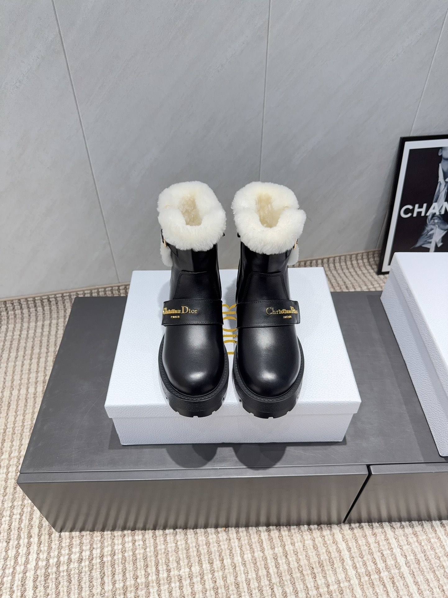 NO:616022,Maoli's 'Exclusive Top Version' DIO*R Dior 2025 vs early autumn classic hot-selling boots series...[Retro round-toe short boots] Original replica, completely different in details, new retro technology electric embroidery weather vane, eye-catching time, simple and versatile... Fabric original customized cowhide Original customized wool lining Original customized wool outsole Original open mold foaming bottom Code number 35-39 (40..41 customized non-returnable) Packaging Original full set of packaging  The color official website is updated simultaneously, boots, dior, dior, boots, cowhide19860909毛里《独家顶级版本》 DIO*R迪奥2025vs早秋经典爆款靴子系列…【复古圆头短靴】 原版复刻,细节完全区别,全新复古科技电绣风向标,时间抢眼,简约百搭不平凡…… 面料原版定制牛皮 内里原版定制羊毛 垫脚原版定制羊毛 大底原版开模发泡成型底 码数35—39（40..41定制不退换） 包装原版全套包装 颜色官网同步更新,靴子,dior,dior,boots,cowhide,Women's Shoes