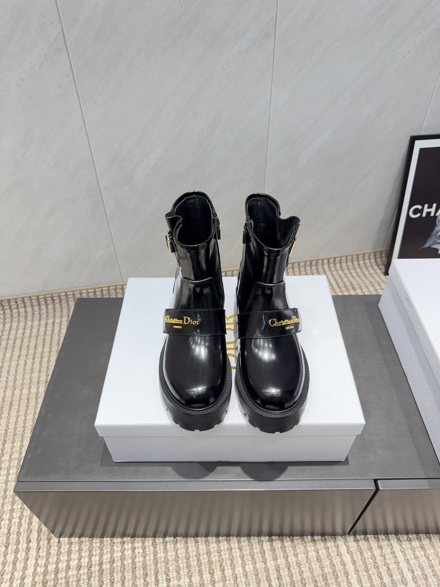 NO:616025,Pili's 'Exclusive Top Version' DIO*R Dior 2025 vs early autumn classic hot-selling boots series...[Retro round-toe short boots] The original replica, the details are completely different, the new retro technology electric embroidery weathervane, eye-catching at the time, simple and versatile... The fabric is original custom-made open-edge beaded cowhide, the lining is original custom-made sheepskin, the base is original custom-made sheepskin, the outsole is original open-molded foam molding bottom, the code number is 35-39 (40..41 customization is not returnable)  Packaging Original full set of packaging Color official website updated simultaneously, boots, dior, dior, boots, cowhide, sheepskin19860909皮里《独家顶级版本》 DIO*R迪奥2025vs早秋经典爆款靴子系列…【复古圆头短靴】 原版复刻,细节完全区别,全新复古科技电绣风向标,时间抢眼,简约百搭不平凡…… 面料原版定制开边珠牛皮 内里原版定制羊皮 垫脚原版定制羊皮 大底原版开模发泡成型底 码数35—39（40..41定制不退换） 包装原版全套包装 颜色官网同步更新,靴子,dior,dior,boots,cowhide,sheepskin,Women's Shoes