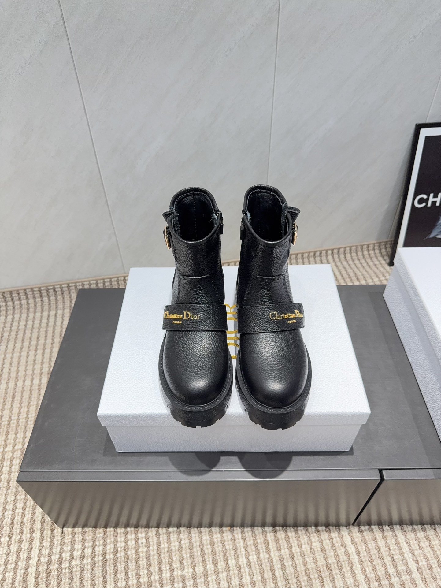 NO:615999,Pili's 'Exclusive Top Version' DIO*R Dior 2025 vs early autumn classic hot-selling boots series... [Retro round-toe short boots] Original replica, completely different in details, new retro technology electric embroidery weather vane, eye-catching time, simple and versatile... Fabric original custom cowhide Original lining custom sheepskin Foot original custom sheepskin Outsole Original molded foam bottom Code number 35-39 (40..41 customization is not returnable) Packaging Original full set of packaging  The color official website is updated simultaneously, boots, dior, dior, boots, cowhide, sheepskin19860909皮里《独家顶级版本》 DIO*R迪奥2025vs早秋经典爆款靴子系列…【复古圆头短靴】 原版复刻,细节完全区别,全新复古科技电绣风向标,时间抢眼,简约百搭不平凡…… 面料原版定制牛皮 内里原版定制羊皮 垫脚原版定制羊皮 大底原版开模发泡成型底 码数35—39（40..41定制不退换） 包装原版全套包装 颜色官网同步更新,靴子,dior,dior,boots,cowhide,sheepskin,Women's Shoes