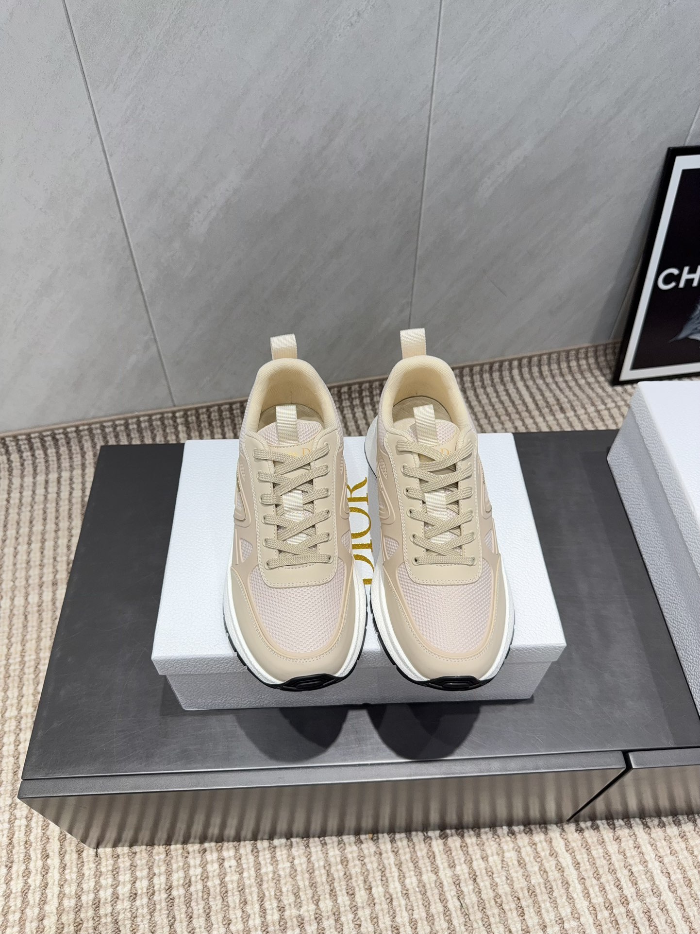 NO:612496,(Men's model) 'Exclusive top version' D*IOR Dior's latest casual hot-selling series for couples... [Color-blocking casual shoes for couples] Based on the classic sneaker version, it is designed with deconstructed elements. The classic brand digital logo is perfectly presented on the tail of the shoe. The circle surrounds the '23' logo on the shoe line. The original customized cowhide mesh embroidered letter craft is full of fun and shows the fashionable design of Margiela. It will be at its peak when it is launched. The upper foot is the king. Fabric: Original customized silk cowhide customized mesh material  Lining: Original customized breathable mesh Foot: Original breathable fabric injection molding pad Outsole: Original TPU suction mold multi-color bottom Size: 35-44 for couples (41 for women and 45.46 for men, customized and non-returnable) Packaging: Original full set of packaging Color: Official website updated simultaneously, casual shoes/sports shoes, masion margiela, sneakers, cowhide19860909（男款）《独家顶级版本》  D*IOR迪*奥最新情侣休闲爆款系列……【情侣拼色休闲鞋】 以经典球鞋的版型为基础 加入解构元素设计 经典品牌数字logo在鞋尾完美呈现 圆圈围绕鞋履线“23”标志, 原版定制牛皮网刺绣字母工艺,玩味十足,尽显马吉拉时髦设计感,上市即巅峰 上脚即王者 面料:原版定制丝绸牛皮定制网料 内里:原版定制透气网布 垫脚:原版透气布料注塑成型垫 大底:原版TPU吸模多色底 码数:情侣35-44（女41.男45.46定制不退换） 包装:原版全套包装 颜色:官网同步更新,休闲鞋/运动鞋,masion margiela,sneakers,cowhide,Women's Shoes