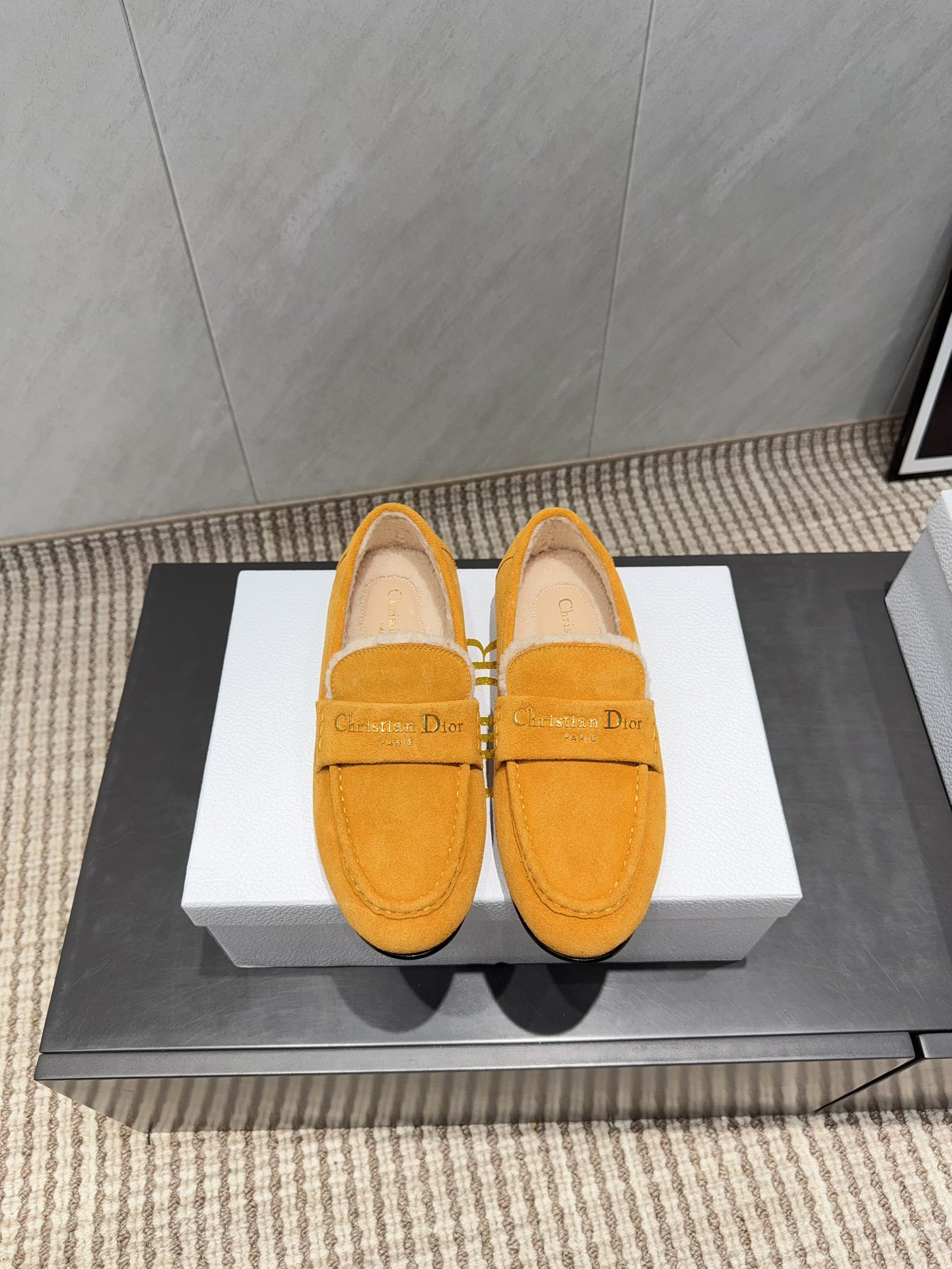 NO:612494,: 'Exclusive top version' DIOR Dior ~ 25vs popular autumn and winter loafer series... [Round-toe furry loafers] A shoe that does not clash with clothes, simple partition design with spotted outsole, silk curly upper, a must-have for autumn and winter, can be worn with any pants or skirt, very comfortable and good-looking on the feet... Fabric: Original custom cowboy Lining: Original custom wool Foot pads: Original custom wool Outsole: Original custom leather sole  Size: 35-39 (40.41 customization is non-refundable) Packaging: Original full set of packaging Color: 4 colors simultaneously on the official website, loafers, dior, dior, loafers, skirts, real silk19860909:《独家顶级版本》 DIOR迪奥~25vs秋冬爆款乐福鞋系列……【圆头毛里乐福鞋】 一款不会撞衫的鞋子、简约的隔板设计上斑点的大底、鞋面真丝卷毛、秋冬季必备款、无论什么裤子裙子都能驾驭、上脚非常舒适好看…… 面料:原版定制牛猄 内里:原版定制羊毛 垫脚:原版定制羊毛 大底:原版定制真皮底 码数:35-39（40.41定制不退换） 包装:原版全套包装 颜色:官网同步4色出,乐福鞋,dior,dior,loafers,skirts,real silk,Women's Shoes