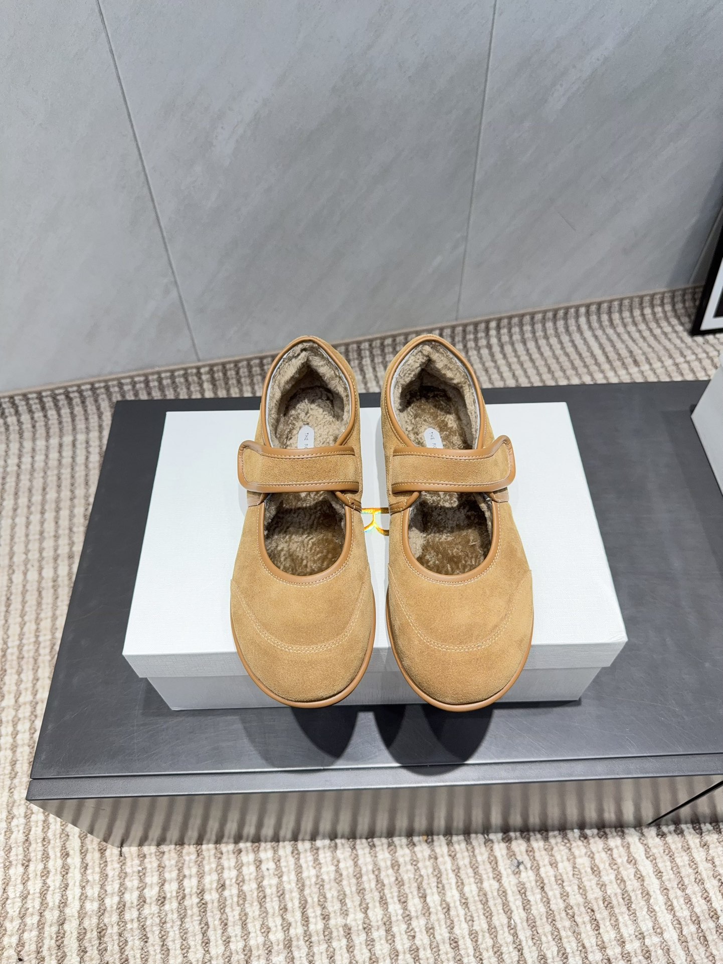 NO:695804,: Maoli 'Exclusive top version' THE ROW~Niche trendy brand 25 vs autumn casual new series... [Round-toe Maoli casual shoes] The original version has better comfort and wrapping than the original version. It is full of personality and easy to match with various styles of clothes... Fabric: Original customized cowboy Lining: Original customized wool Footing: Original customized wool Outsole: Original molded sole Heel height: 1.0cm Packaging: Original full set of packaging,  Code number: 35-39 (40. Customization is non-refundable). Colors are updated simultaneously on the official website. Furry shoes19860909:毛里 《独家顶级版本》 THE ROW～小众潮牌25vs秋季休闲新款系列……【圆头毛里休闲鞋】 原版一比一打造舒适度、包裹性都比较好.个性十足,很好驾驭各种风格衣服搭配…… 面料:原版定制牛猄 内里:原版定制羊毛 垫脚:原版定制羊毛 大底:原版开模成型底 跟高:1.0cm 包装:原版全套包装, 码数:35-39（40.定制不退换） 颜色官网同步更新,毛毛鞋,Women's Shoes