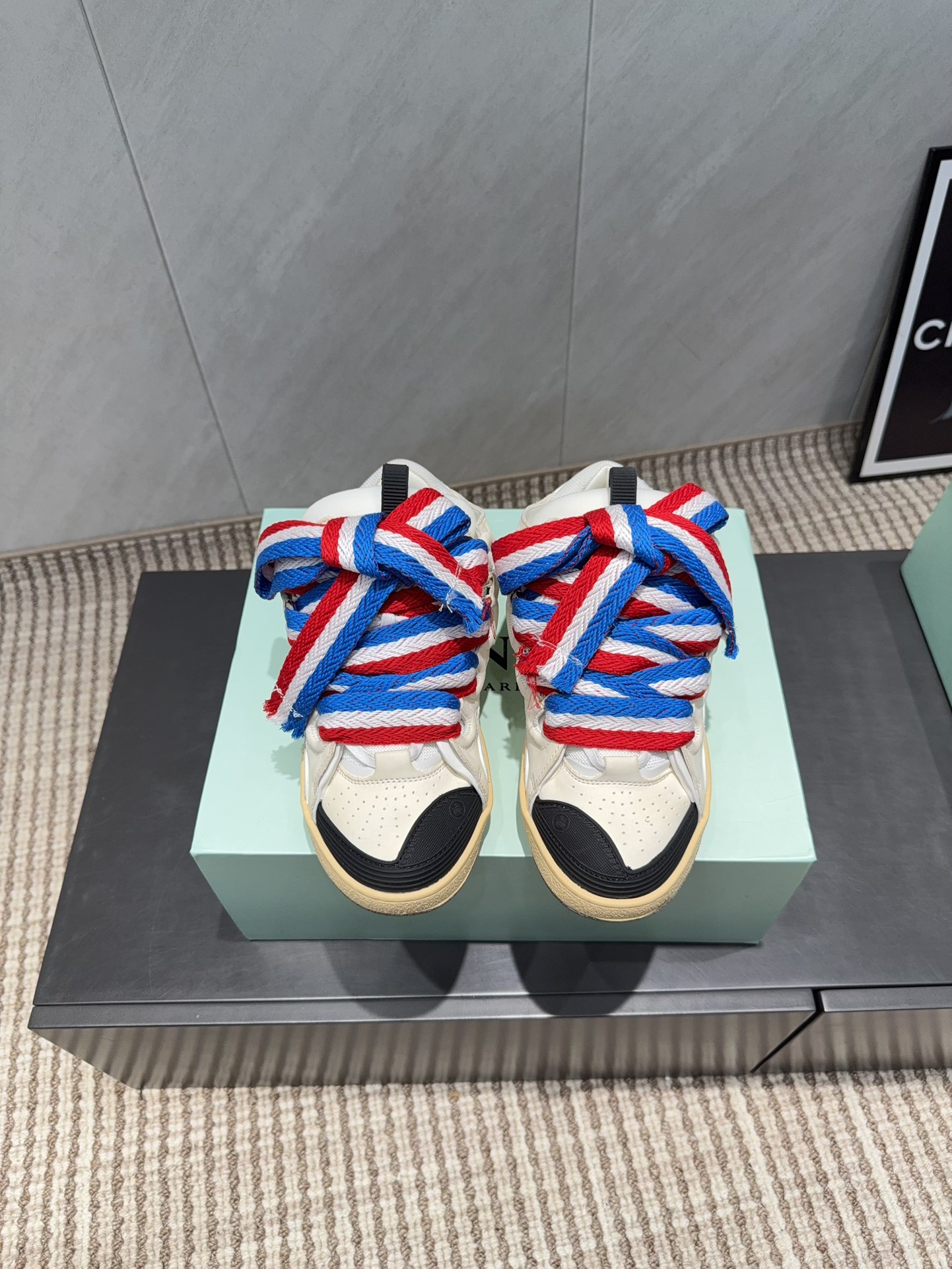 NO:695830,The 'Exclusive Top Edition' for couples has been in the market for a long time. Lanvin  Foot pads, cowhide leather injection molded latex pads, outsole, original open molded outsole, size couple 35-45 (female 40, male 46, customized, non-refundable), original co-branded gift box packaging, color updated simultaneously on the official website, casual shoes/sports shoes, sneakers, cowhide19860909情侣款《独家顶级版本》长期做货 浪凡Lanvin × Gallery Department 联名款限定系列…【情侣3代面包休闲鞋】 沉稳、笃定、活泼、经典与潮流、成熟与青春,组合不规范描图,诠释多面魅力组合构成一个五彩斑斓的艺术品官网热度火爆全球达人打卡,众多红人都纷纷种草  鞋面原版定制牛皮 内里原版透气布料 垫脚牛皮注塑乳胶垫脚 大底原版开模大底 码数情侣35-45（女40.男46定制不退换） 包装原版联名包装礼盒 颜色官网同步更新,休闲鞋/运动鞋,sneakers,cowhide,Women's Shoes