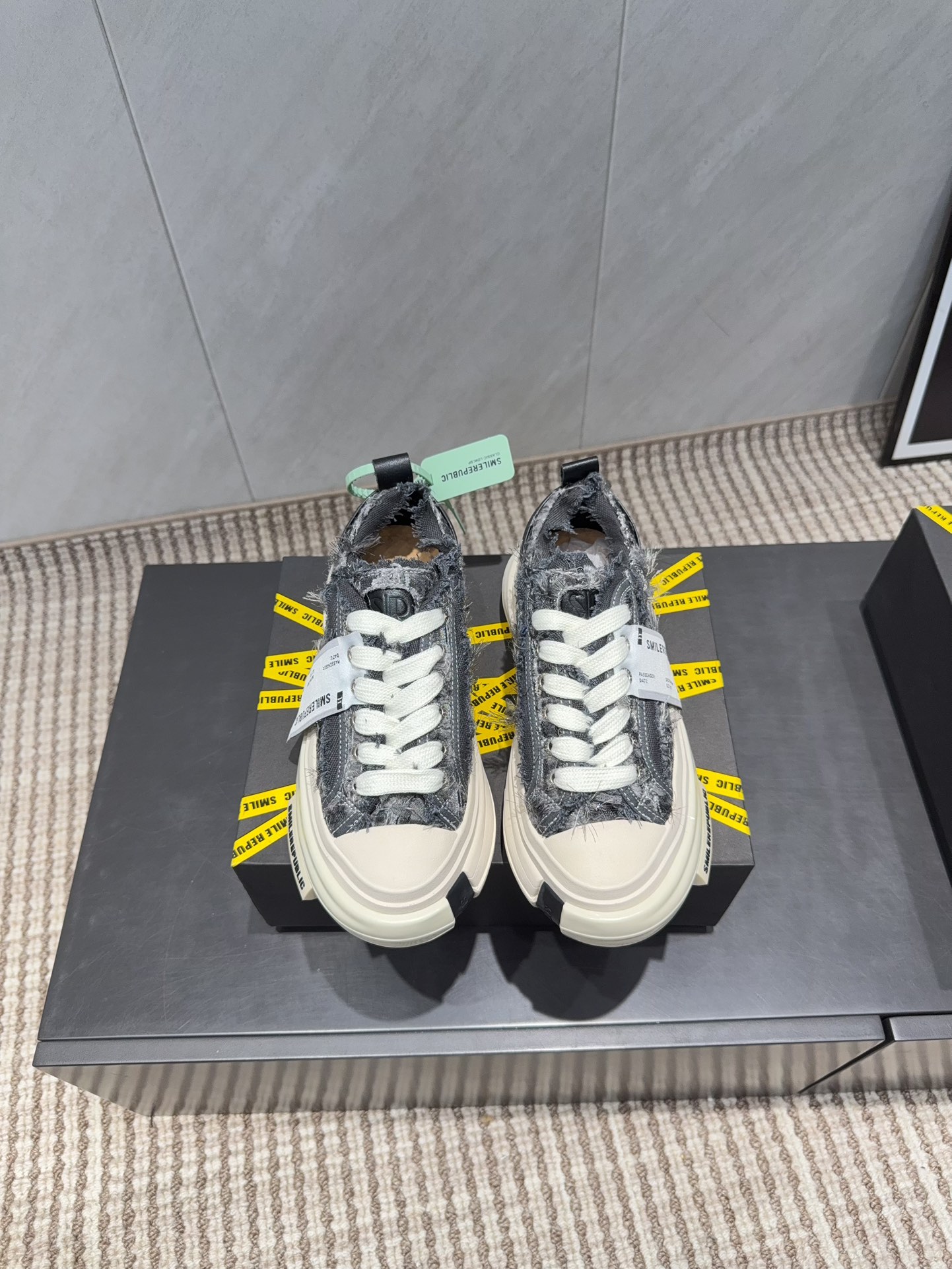 NO:695790,: Couple 'Exclusive Fully Upgraded Version' vs Spring and Summer SmileRepublic internet celebrity king's couple casual series... [Couple's Thick-soled Casual Shoes] SmlieRepublic comes from an American brand, with today's popular elements, wadding lace craftsmanship, large wide laces and bow textures, and the big-toe soles have a retro feel. When paired together, they bring a strong visual impact!  It also represents the latest popular iconic color matching of 23. The customized paper logo on the side of the shoe is of course the most eye-catching presence... Fabric: Original customized high-density canvas Lining: Customized original canvas Foot pads: Customized cowhide injection molding pads Outsole: Exclusive molded foam molding sole Packaging: Authentic original full set of packaging Code number: Couple 35-45 (female 41, male 45 customized) Color: Official website updated simultaneously, casual shoes/sports shoes, sneakers, cowhide19860909:情侣《独家全面升级版本》 vs春夏SmileRepublic网红王炸情侣休闲系列……【情侣厚底休闲鞋】 SmlieRepublic来源于美国品牌,今天流行元素,絮絮花边工艺,大宽鞋带蝴蝶结纹理形式呈现,大头鞋底外形颇具复古感,搭配起来带来极强的视觉冲击感的同时！ 也代表了23最新流行的标志性配色鞋身侧面的定制纸标Logo当然是最抢眼的存在…… 面料:原版定制高密度帆布 内里:定制原版帆布 垫脚:定制牛皮注塑成型垫 大底:独家开模发泡成型底 包装:正品原版全套包装 码数:情侣35-45（女41.男45定制） 颜色:官网同步更新,休闲鞋/运动鞋,sneakers,cowhide,Women's Shoes