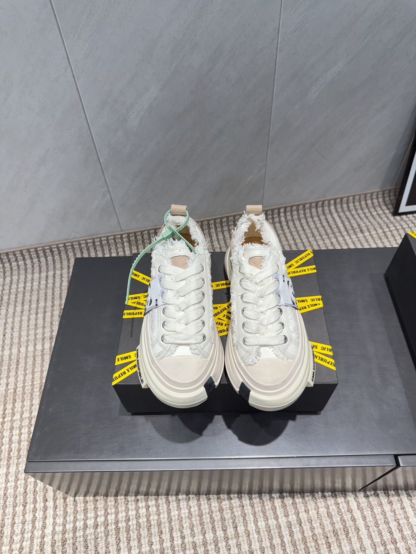 NO:695795,: Couple 'Exclusive Fully Upgraded Version' vs Spring and Summer SmileRepublic internet celebrity king's couple casual series... [Couple's Thick-soled Casual Shoes] SmlieRepublic comes from an American brand, with today's popular elements, wadding lace craftsmanship, large wide laces and bow textures, and the big-toe soles have a retro feel. When paired together, they bring a strong visual impact!  It also represents 23's latest popular iconic color matching. The customized paper logo on the side of the shoe is of course the most eye-catching presence... Fabric: Original customized cowhide high-density canvas Lining: Customized original canvas Foot pads: Customized cowhide injection molding pads Outsole: Exclusive molded foam molding sole Packaging: Genuine original full set of packaging Size: 35-45 for couples (41 for women and 45 for men customized)  Color: Official website updated simultaneously, casual shoes/sports shoes, sneakers, cowhide19860909:情侣《独家全面升级版本》 vs春夏SmileRepublic网红王炸情侣休闲系列……【情侣厚底休闲鞋】 SmlieRepublic来源于美国品牌,今天流行元素,絮絮花边工艺,大宽鞋带蝴蝶结纹理形式呈现,大头鞋底外形颇具复古感,搭配起来带来极强的视觉冲击感的同时！ 也代表了23最新流行的标志性配色鞋身侧面的定制纸标Logo当然是最抢眼的存在…… 面料:原版定制牛皮高密度帆布 内里:定制原版帆布 垫脚:定制牛皮注塑成型垫 大底:独家开模发泡成型底 包装:正品原版全套包装 码数:情侣35-45（女41.男45定制） 颜色:官网同步更新,休闲鞋/运动鞋,sneakers,cowhide,Women's Shoes