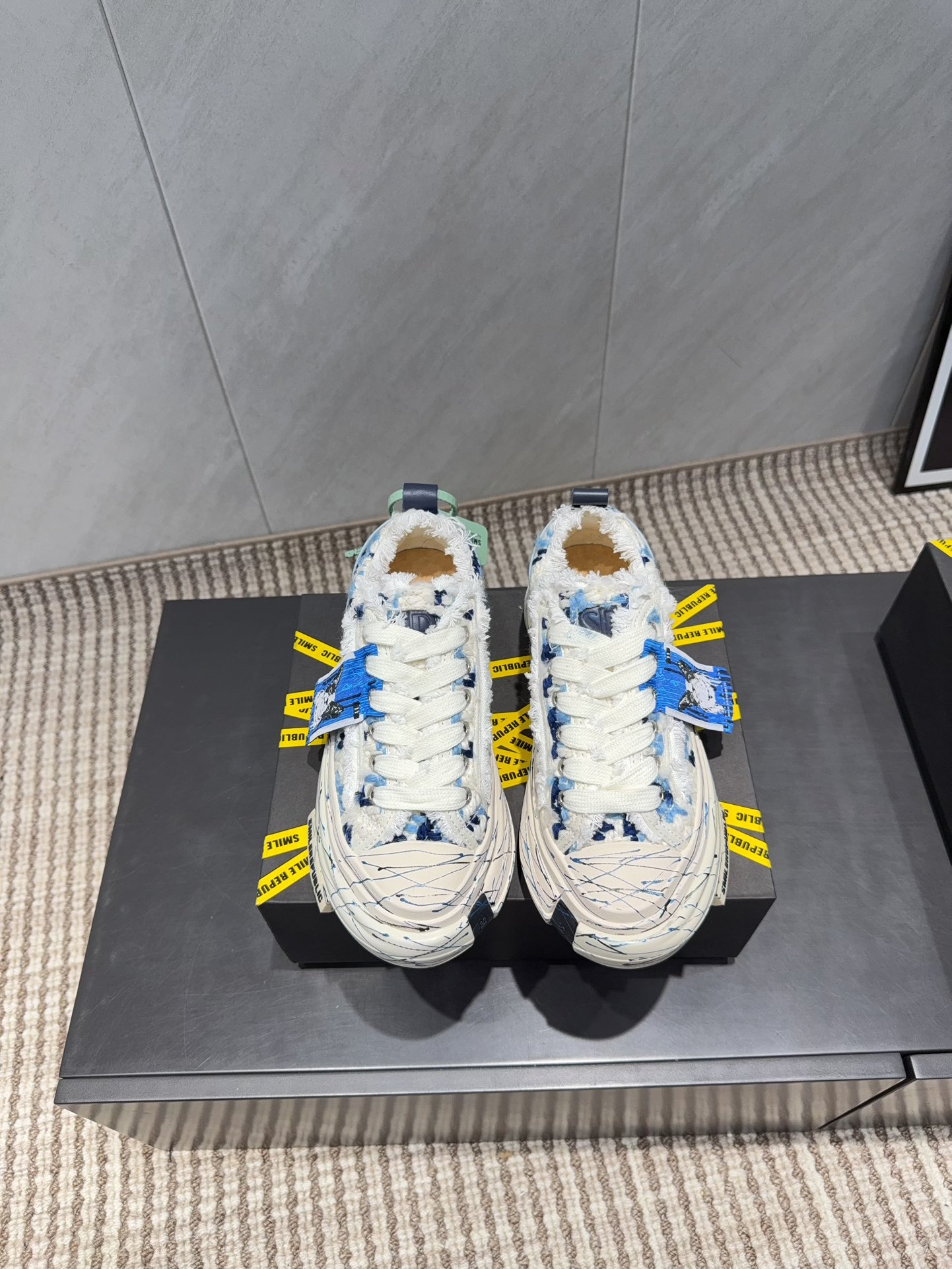 NO:695796,: Couple 'Exclusive Fully Upgraded Version' vs Spring and Summer SmileRepublic internet celebrity king's couple casual series... [Couple's Thick-soled Casual Shoes] SmlieRepublic comes from an American brand, with today's popular elements, wadding lace craftsmanship, large wide laces and bow textures, and the big-toe soles have a retro feel. When paired together, they bring a strong visual impact!  It also represents 23's latest popular iconic color matching. The customized paper logo on the side of the shoe is of course the most eye-catching presence... Fabric: Original customized high-density woven fabric Lining: Customized original canvas Foot pads: Customized cowhide injection molding pads Outsole: Exclusive molded foam molding sole Packaging: Authentic original full set of packaging Code number: Couple 35-45 (female 41, male 45 customized) Color: Official website updated simultaneously, casual shoes/sports shoes, sneakers, cowhide19860909:情侣《独家全面升级版本》 vs春夏SmileRepublic网红王炸情侣休闲系列……【情侣厚底休闲鞋】 SmlieRepublic来源于美国品牌,今天流行元素,絮絮花边工艺,大宽鞋带蝴蝶结纹理形式呈现,大头鞋底外形颇具复古感,搭配起来带来极强的视觉冲击感的同时！ 也代表了23最新流行的标志性配色鞋身侧面的定制纸标Logo当然是最抢眼的存在…… 面料:原版定制高密度织布 内里:定制原版帆布 垫脚:定制牛皮注塑成型垫 大底:独家开模发泡成型底 包装:正品原版全套包装 码数:情侣35-45（女41.男45定制） 颜色:官网同步更新,休闲鞋/运动鞋,sneakers,cowhide,Women's Shoes