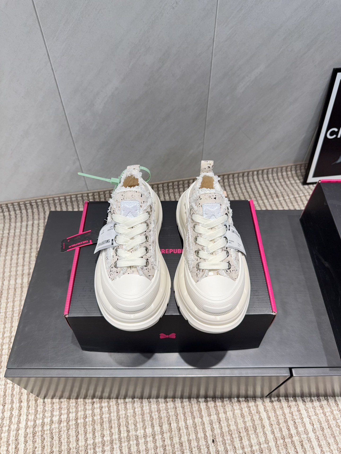 NO:695800,: Couple 'Exclusive comprehensive upgraded version' 2025 vs spring and summer SmileRepublic Internet celebrity king casual couple casual series... [Couple Thick-soled Casual Shoes] SmlieRepublic comes from an American brand, with today's popular elements, wadding lace technology, large wide shoelaces and bow textures, and the big-toe soles have a retro feel. When paired together, they bring a strong visual impact!  It also represents the latest popular iconic color matching of 23. The customized paper logo on the side of the shoe is of course the most eye-catching presence... Fabric: Original customized cashmere Lining: Customized original canvas Foot pad: Customized cowhide injection molding pad Outsole: Exclusive molded foam molding sole Packaging: Authentic original full set of packaging Code number: 35-44 (41 for women and 45 for men, customized and non-returnable) Color: Official website updated simultaneously, casual shoes/sports shoes, sneakers, cowhide19860909:情侣《独家全面升级版本》 2025vs春夏SmileRepublic网红王炸情侣休闲系列……【情侣厚底休闲鞋】 SmlieRepublic来源于美国品牌,今天流行元素,絮絮花边工艺,大宽鞋带蝴蝶结纹理形式呈现,大头鞋底外形颇具复古感,搭配起来带来极强的视觉冲击感的同时！ 也代表了23最新流行的标志性配色鞋身侧面的定制纸标Logo当然是最抢眼的存在…… 面料:原版定制羊绒 内里:定制原版帆布 垫脚:定制牛皮注塑成型垫 大底:独家开模发泡成型底 包装:正品原版全套包装 码数:35-44（女41男45定制不退换） 颜色:官网同步更新,休闲鞋/运动鞋,sneakers,cowhide,Women's Shoes