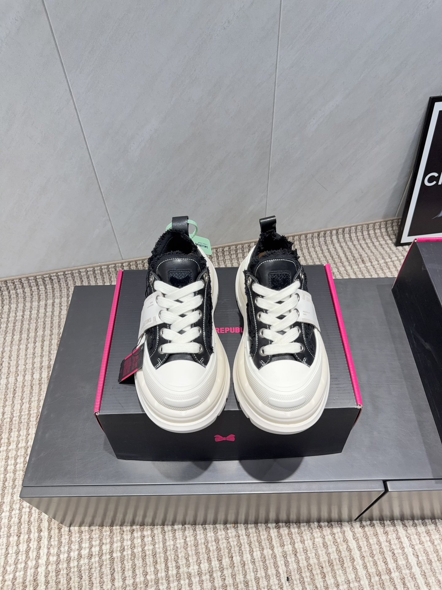 NO:695806,: Couple 'Exclusive comprehensive upgraded version' 2025 vs spring and summer SmileRepublic Internet celebrity king casual couple casual series... [Couple Thick-soled Casual Shoes] SmlieRepublic comes from an American brand, with today's popular elements, wadding lace technology, large wide shoelaces and bow textures, and the big-toe soles have a retro feel. When paired together, they bring a strong visual impact!  It also represents 23’s latest popular iconic color matching. The customized paper logo on the side of the shoe is of course the most eye-catching presence... Fabric: Original customized cowhide high-density canvas Lining: Customized original canvas Foot pads: Customized cowhide injection molding pads Outsole: Exclusive molded foam molding sole Packaging: Genuine original full set of packaging Code number: 35-44 (41 for women and 45 for men, customization is not returnable)  Color: Official website updated simultaneously, casual shoes/sports shoes, sneakers, cowhide19860909:情侣《独家全面升级版本》 2025vs春夏SmileRepublic网红王炸情侣休闲系列……【情侣厚底休闲鞋】 SmlieRepublic来源于美国品牌,今天流行元素,絮絮花边工艺,大宽鞋带蝴蝶结纹理形式呈现,大头鞋底外形颇具复古感,搭配起来带来极强的视觉冲击感的同时！ 也代表了23最新流行的标志性配色鞋身侧面的定制纸标Logo当然是最抢眼的存在…… 面料:原版定制牛皮高密度帆布 内里:定制原版帆布 垫脚:定制牛皮注塑成型垫 大底:独家开模发泡成型底 包装:正品原版全套包装 码数:35-44（女41男45定制不退换） 颜色:官网同步更新,休闲鞋/运动鞋,sneakers,cowhide,Women's Shoes