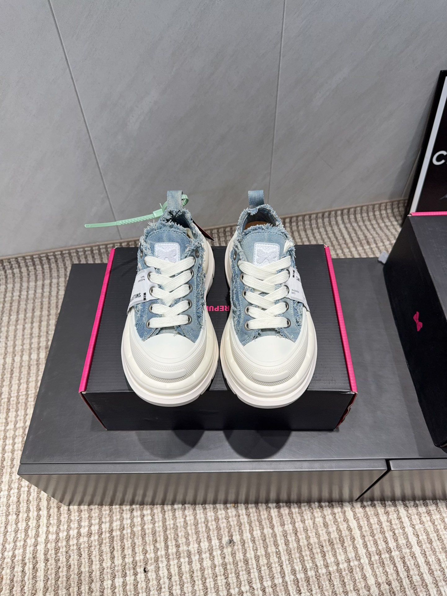 NO:695809,: Couple 'Exclusive comprehensive upgraded version' 2025 vs spring and summer SmileRepublic Internet celebrity king casual couple casual series... [Couple Thick-soled Casual Shoes] SmlieRepublic comes from an American brand, with today's popular elements, wadding lace technology, large wide shoelaces and bow textures, and the big-toe soles have a retro feel. When paired together, they bring a strong visual impact!  It also represents the latest popular iconic color matching of 23. The customized paper logo on the side of the shoe is of course the most eye-catching presence... Fabric: Original customized washed denim Lining: Customized original canvas Foot pads: Customized cowhide injection molding pads Outsole: Exclusive molded foam molding sole Packaging: Genuine original full set of packaging Code number: 35-44 (41 for women, 45 for men, customization is not returnable)  Color: Official website updated simultaneously, casual shoes/sports shoes, sneakers, cowhide19860909:情侣《独家全面升级版本》 2025vs春夏SmileRepublic网红王炸情侣休闲系列……【情侣厚底休闲鞋】 SmlieRepublic来源于美国品牌,今天流行元素,絮絮花边工艺,大宽鞋带蝴蝶结纹理形式呈现,大头鞋底外形颇具复古感,搭配起来带来极强的视觉冲击感的同时！ 也代表了23最新流行的标志性配色鞋身侧面的定制纸标Logo当然是最抢眼的存在…… 面料:原版定制水洗牛仔布 内里:定制原版帆布 垫脚:定制牛皮注塑成型垫 大底:独家开模发泡成型底 包装:正品原版全套包装 码数:35-44（女41男45定制不退换） 颜色:官网同步更新,休闲鞋/运动鞋,sneakers,cowhide,Women's Shoes