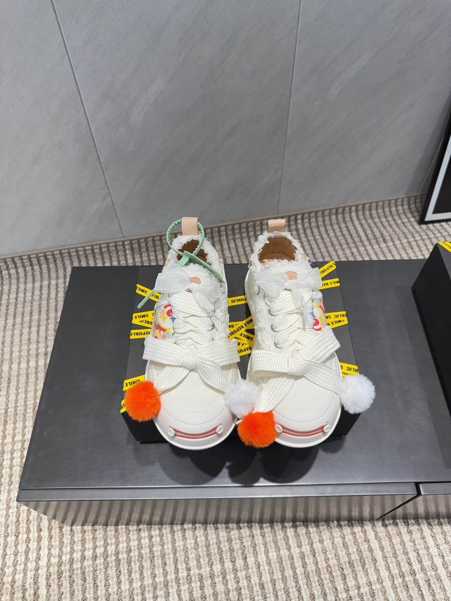 NO:695784,: Couple 'Exclusive fully upgraded version' SmileRepublic Smile Internet celebrity king casual couple casual series... [Smile Couple Casual Shoes] SmlieRepublic comes from the American brand, today's popular elements, lace craftsmanship, large wide shoelaces and bow textures are presented, and the big-toe soles have a retro feel. When paired together, they bring a strong visual impact!  It also represents the latest popular iconic color matching. The customized paper logo on the side of the shoe is of course the most eye-catching presence... Fabric: Original customized high-density canvas Lining: Customized original cowhide Foot pads: Customized cowhide injection molding pads Outsole: Exclusive molded super soft outsole Packaging: Authentic original striped full package Code number: Couple 35-44 (Female 41. Male 45. Customized, non-returnable)  Color: Official website updated simultaneously, casual shoes/sports shoes, sneakers, cowhide19860909:情侣《独家全面升级版本》  SmileRepublic开口笑网红王炸情侣休闲系列……【开口笑情侣休闲鞋】 SmlieRepublic来源于美国品牌,今天流行元素,絮絮花边工艺,大宽鞋带蝴蝶结纹理形式呈现,大头鞋底外形颇具复古感,搭配起来带来极强的视觉冲击感的同时！ 也代表了最新流行的标志性配色鞋身侧面的定制纸标Logo当然是最抢眼的存在…… 面料:原版定制高密度帆布 内里:定制原版牛皮 垫脚:定制牛皮注塑成型垫 大底:独家开模超软大底 包装:正品原版条纹全套包装 码数:情侣35-44（女41.男45.定制不退换） 颜色:官网同步更新,休闲鞋/运动鞋,sneakers,cowhide,Women's Shoes