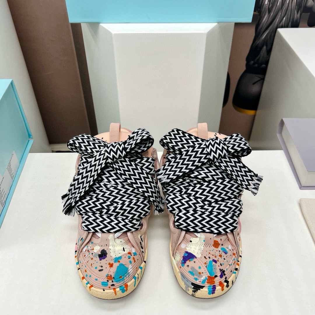 NO:630577,The customized 'Exclusive Top Edition' has been in production for a long time. Lanvin  Foot pads, cowhide leather injection molded latex pads, outsole, original molded outsole, size couple 35-46 (this model is not returnable or exchangeable), original co-branded packaging gift box, color updated simultaneously on the official website, casual shoes/sports shoes, sneakers, cowhide19860909定制款《独家顶级版本》长期做货 浪凡Lanvin × Gallery Department 联名款限定系列…【情侣3代面包泼墨休闲鞋】 沉稳、笃定、活泼、经典与潮流、成熟与青春,泼墨与手绘组合不规范描图,诠释多面魅力组合构成一个五彩斑斓的艺术品官网热度火爆全球达人打卡,众多红人都纷纷种草  鞋面原版定制牛皮泼墨工艺 内里原版透气布料 垫脚牛皮注塑乳胶垫脚 大底原版开模大底 码数情侣35-46（此款定制不退换） 包装原版联名包装礼盒 颜色官网同步更新,休闲鞋/运动鞋,sneakers,cowhide,Women's Shoes