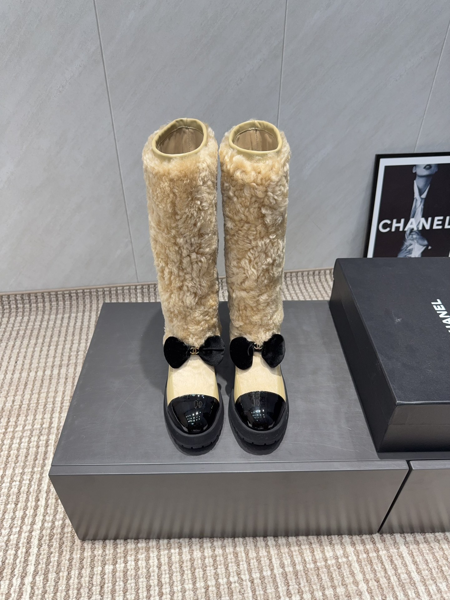 NO:695731,: 'Exclusive top version' CHANE* Xiaoxiang 25 vs the latest boots series in the autumn counter... [Round-toe thick-soled one-leg high boots] Ms. Chanel loves simplicity and irresistibility. The combination shows a unique dressing style, free mix and match to shine in place and follow the fashionable pace of Grandma Tongxiang!  !  !  The top-notch craftsmanship and texture are perfectly presented. No matter any details, you can compare them with the counters. You can enter and exit the counters at will with the best quality products!  !  Fabric: Original customized cowhide and wool Lining: Original customized sheepskin Foot: Original customized sheepskin Outsole: Original customized wear-resistant velvet combination sole Heel height: 5cm Code number: 35-39 (40.41 customization is not returnable) Packaging: Original full set of packaging Color: Official website updated simultaneously, snow boots, chanel, chanel, boots, cowhide, sheepskin19860909:《独家顶级版本》 CHANE*小香25vs秋季专柜最新靴子系列……【圆头厚底一脚蹬高靴】 香奈儿女士钟爱简约又难以抗拒系 搭配展现与众不同的穿搭风格、自由混搭闪耀到位跟紧香奶奶时尚步伐！！！ 顶级工艺质感完美呈现,无论任何细节均可对比专柜,最好级别的顶级货,随意进出专柜！！ 面料:原版定制牛皮羊毛 内里:原版定制羊皮 垫脚:原版定制羊皮 大底:原版定制耐磨绒组合底 跟高:5cm 码数:35-39（40.41定制不退换） 包装:原版全套包装 颜色:官网同步更新,雪地靴,chanel,chanel,boots,cowhide,sheepskin,Women's Shoes