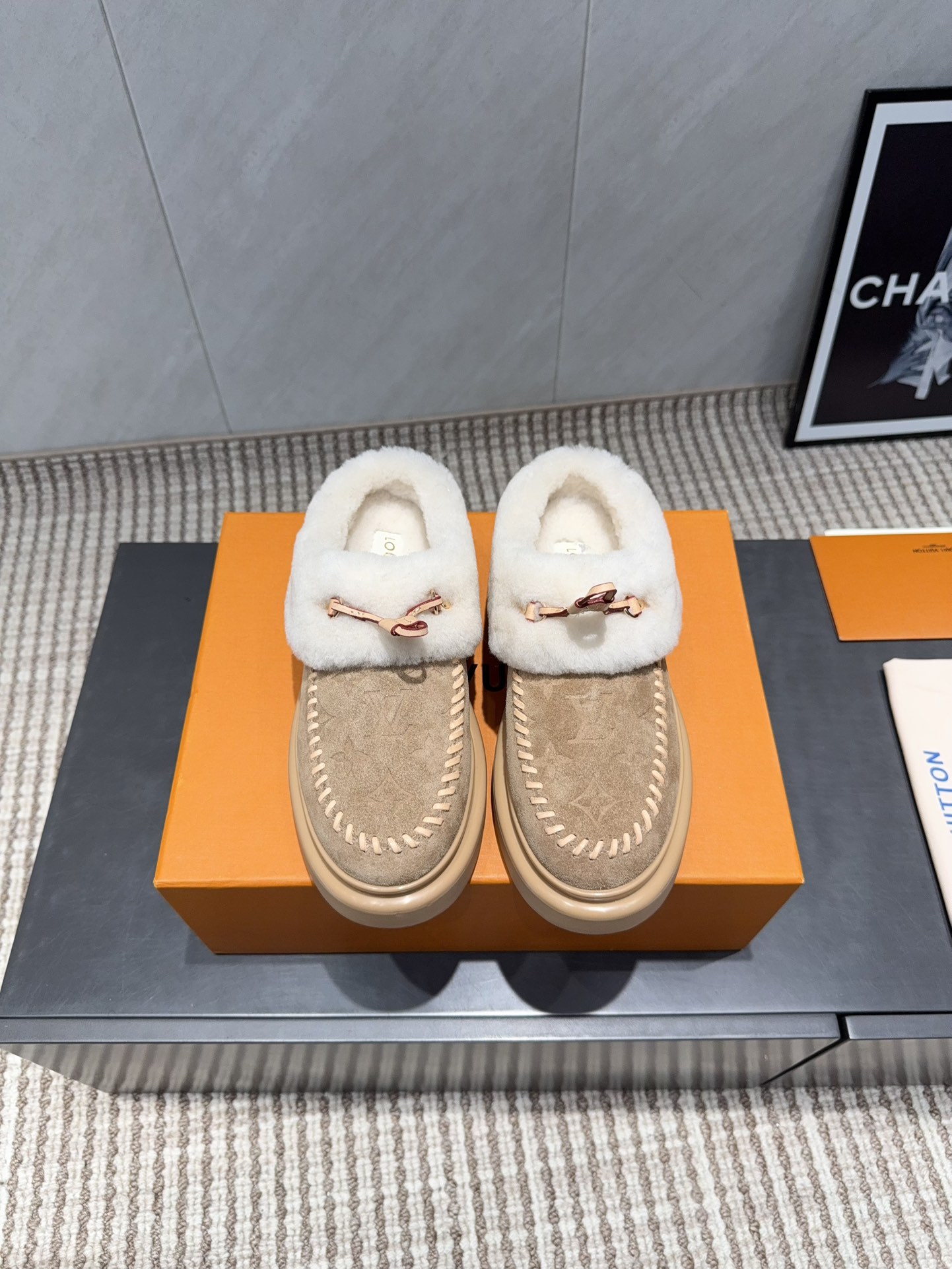 NO:695719,: 'Exclusive top version' Llu brand 2025vs new winter fur shoe series... [Round-toe thick-soled fur shoes] Original details, super authentic style, super good-looking, super stylish on the feet, with its own temperament, fashionable and sporty style, extremely comfortable... Fabric: Original customized cow embossed process Lining: Original customized wool Foot: Original imported wool Outsole: Original molded TPU combination sole Bottom height: 3cm  Size: 35-39 (40.41. Customization is non-refundable) Color: Official website updated simultaneously, furry shoes, louis vuitton19860909:《独家顶级版本》 L驴牌2025vs冬季新款毛鞋系列……【圆头厚底毛鞋】 原版细节,超正版型,超级好看,上脚超大气,自带气质,时尚运动风,舒适度特别棒…… 面料:原版定制牛猄压花工艺 内里:原版定制羊毛 垫脚:原版进口羊毛 大底:原版开模TPU组合底 底高:3cm 码数:35-39（40.41.定制不退换） 颜色:官网同步更新,毛毛鞋,louis vuitton,Women's Shoes