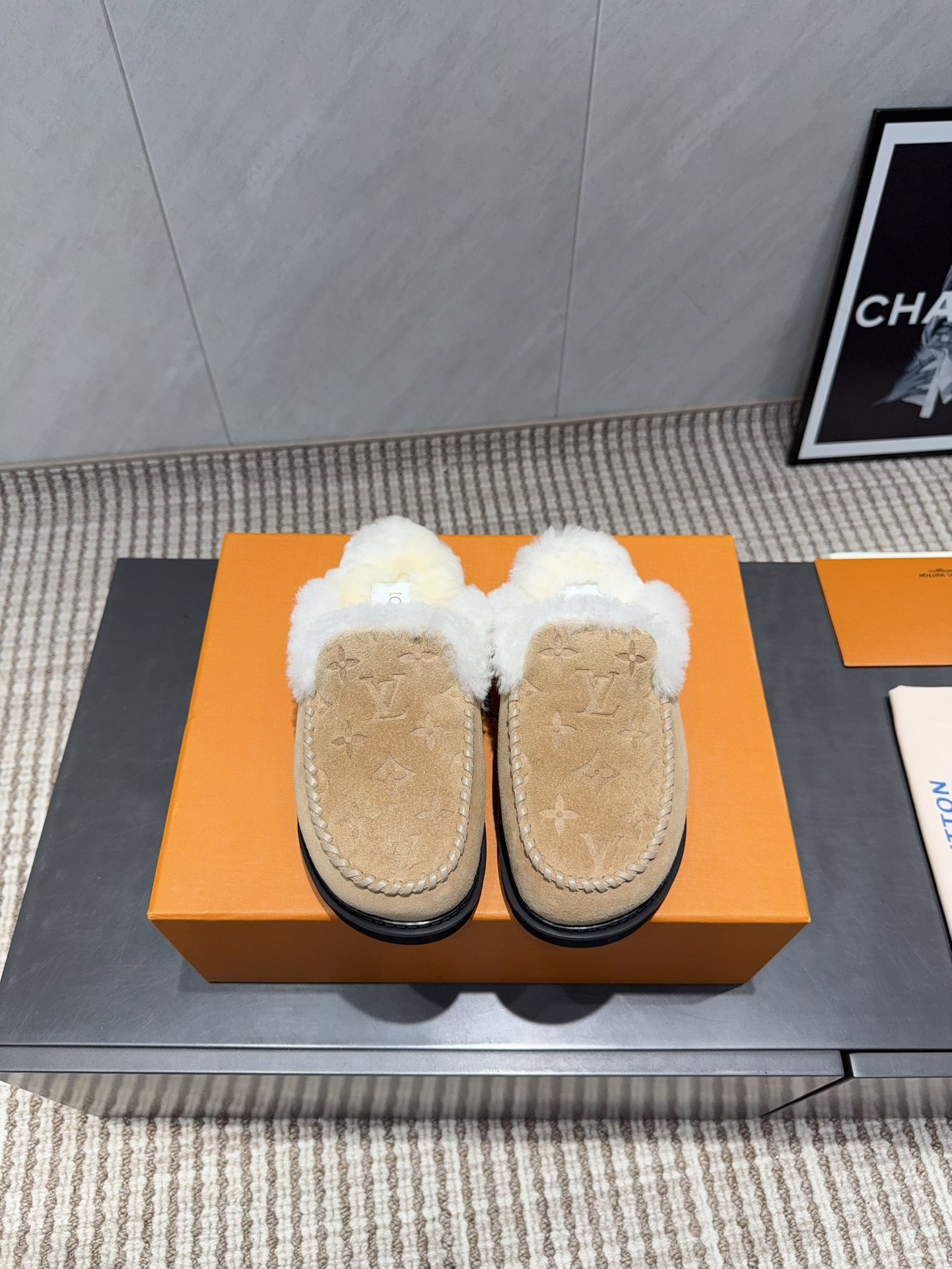 NO:695726,: 'Exclusive top version' Llu brand 2025vs new winter fur shoe series... [Round-toe thick-soled fur slippers] Original details, super authentic style, super good-looking, super stylish on the feet, with its own temperament, fashionable and sporty style, extremely comfortable... Fabric: Original customized cow embossed craftsmanship Lining: Original customized wool Foot: Original imported wool Outsole: Original molded TPU combination sole Height: 3cm  Size: 35-39 (40.41. Customization is non-refundable) Color: Official website updated simultaneously, furry shoes, louis vuitton, slippers19860909:《独家顶级版本》 L驴牌2025vs冬季新款毛鞋系列……【圆头厚底毛拖鞋】 原版细节,超正版型,超级好看,上脚超大气,自带气质,时尚运动风,舒适度特别棒…… 面料:原版定制牛猄压花工艺 内里:原版定制羊毛 垫脚:原版进口羊毛 大底:原版开模TPU组合底 底高:3cm 码数:35-39（40.41.定制不退换） 颜色:官网同步更新,毛毛鞋,louis vuitton,slippers,Women's Shoes