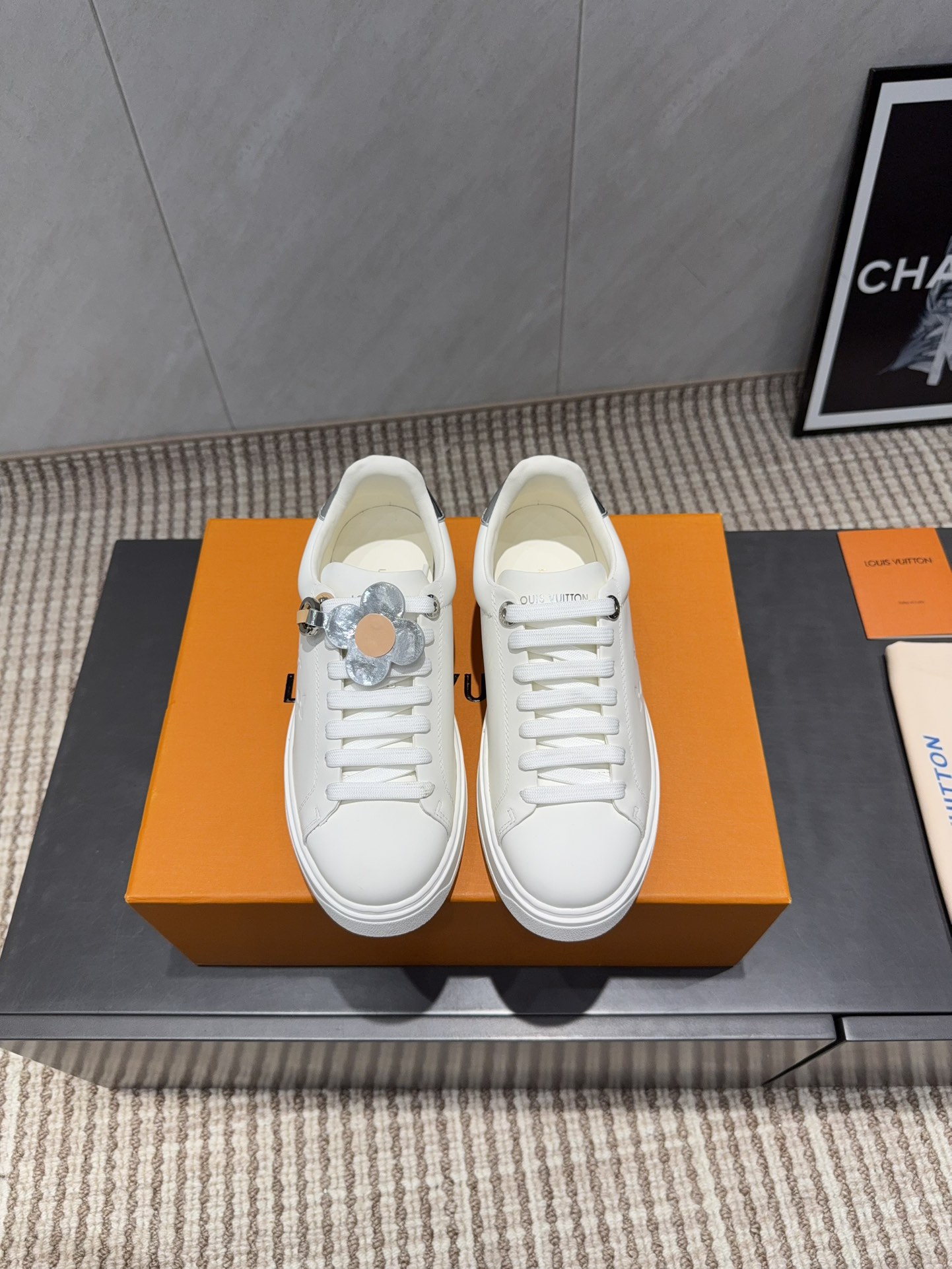 NO:695756,: 'Top exclusive first release' [Round toe thick-soled casual shoes] LV 25 autumn and winter first release is really a new king. Sisters, it looks so good on your feet. Purchase the original version at the counter and develop it one to one. All details, materials, quality are the same as those at the counter, and you will get the latest luxurious packaging... Fabric: Original custom-made old flower leather Lining: Original custom-made cowhide Foot pads: Original cowhide injection molding pads Outsole: Original open-molded TPU foam molding sole Packaging: Original latest packaging  Size: 35-39 (40.41. Customization is non-refundable) Color: Official website updated simultaneously, casual shoes/sports shoes, louis vuitton, sneakers, cowhide19860909:《顶级独家首发》【圆头厚底休闲鞋】 LV 25秋冬首发真的又是新一款王炸新款,姐妹们,上脚太好看啦专柜购买原版一比一开发,所有细节,材料,品质,跟专柜无区别,再送豪华最新大包装…… 面料:原版定制老花皮 内里:原版定制牛皮 垫脚:原版牛皮注塑成型垫 大底:原版开模TPU发泡成型底 包装:原版最新包装 码数:35-39（40.41.定制不退换） 颜色:官网同步更新,休闲鞋/运动鞋,louis vuitton,sneakers,cowhide,Women's Shoes