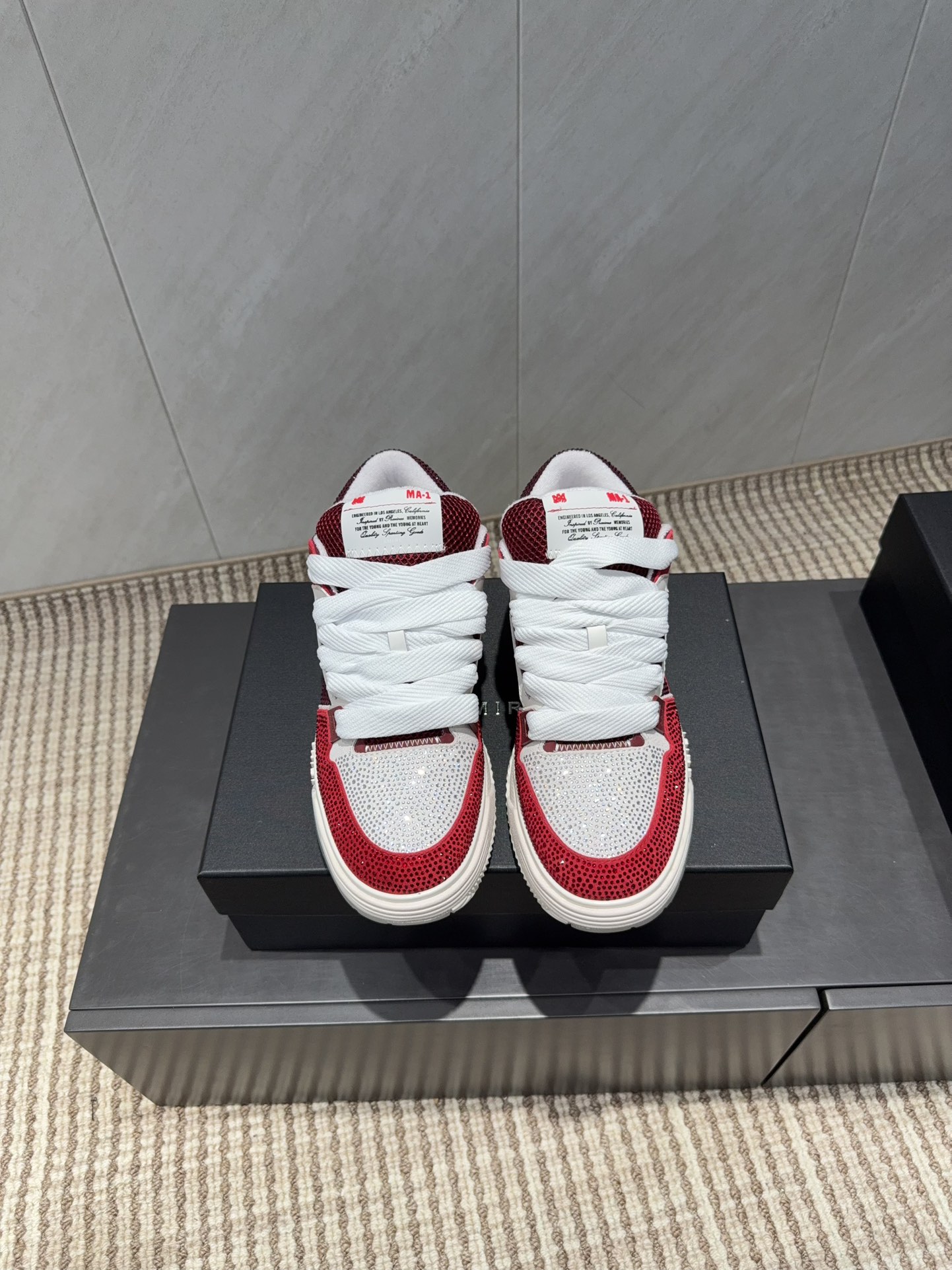 NO:695764,: Couple 'Exclusive Top Version' A*MIRI Emil 2025 vs Couple's Bread Casual Shoes Series... [Couple's Hot Diamond Bread Casual Shoes] The official website is updated simultaneously with the latest color matching of the couple's models. Pay attention to distinguishing details. Accept all comparisons, and create them after repeated molding for several months. Top original single quality, Guangdong purchasing agent version, full of details, super explosive!  AUTRY, an exclusive version of AUTRY couple's bread casual shoes from a high-street brand in Los Angeles, is the same model for many celebrity Internet celebrities. Chinese new rapper Xiaobai Gali, Wang Yibo, Yang Mi and other Internet celebrity bloggers are competing for their feet. AJ1's three-dimensional molded metal logo on the side of the shoe is on par with Nike's popular Fog. The heroic value instantly has a bit of punk rock flavor, all showing fashion sense and street style... Fabric: Original custom-made cowhide hot diamonds  Lining: Original customized terry velvet lining Foot: Original open-molded terry cloth injection-molded pad Outsole: Exclusive 1:1 open-molded three-color TPU foam combination outsole Size: 35-44 for couples (41 for women and 45 for men, customized and non-returnable) Packaging: Customized original full set of packaging Color: Official website updated simultaneously, casual shoes/sports shoes, sneakers19860909:情侣《独家顶级版本》 A*MIRI埃米尔2025vs情侣面包休闲鞋系列……【情侣烫钻面包休闲鞋】 官网同步更新情侣款最新配色 注意区分细节 接受一切对比,经反复开模数月打造 顶级原单品质 莞产代购级版本,细节满满 超级爆！来自洛杉矶的高街潮牌独家爆版AUTRY情侣面包休闲鞋,众多明星网红同款,中国新说唱歌手小白Gali 王一博 杨幂等网红博主争夺上脚,AJ1的鞋型侧面立体开模金属标,跟Nike爆火的Fog平起平坐,英气值瞬间颇具几分朋克摇滚味,无不彰显时尚感与街头风…… 面料:原版定制牛猄烫钻 内里:原版定制毛巾绒里 垫脚:原版开模毛巾布注塑成型垫 大底:独家1:1开模三色TPU发泡组合大底 码数:情侣35-44（女41男45定制不退换） 包装:定制原版全套包装 颜色:官网同步更新,休闲鞋/运动鞋,sneakers,Women's Shoes