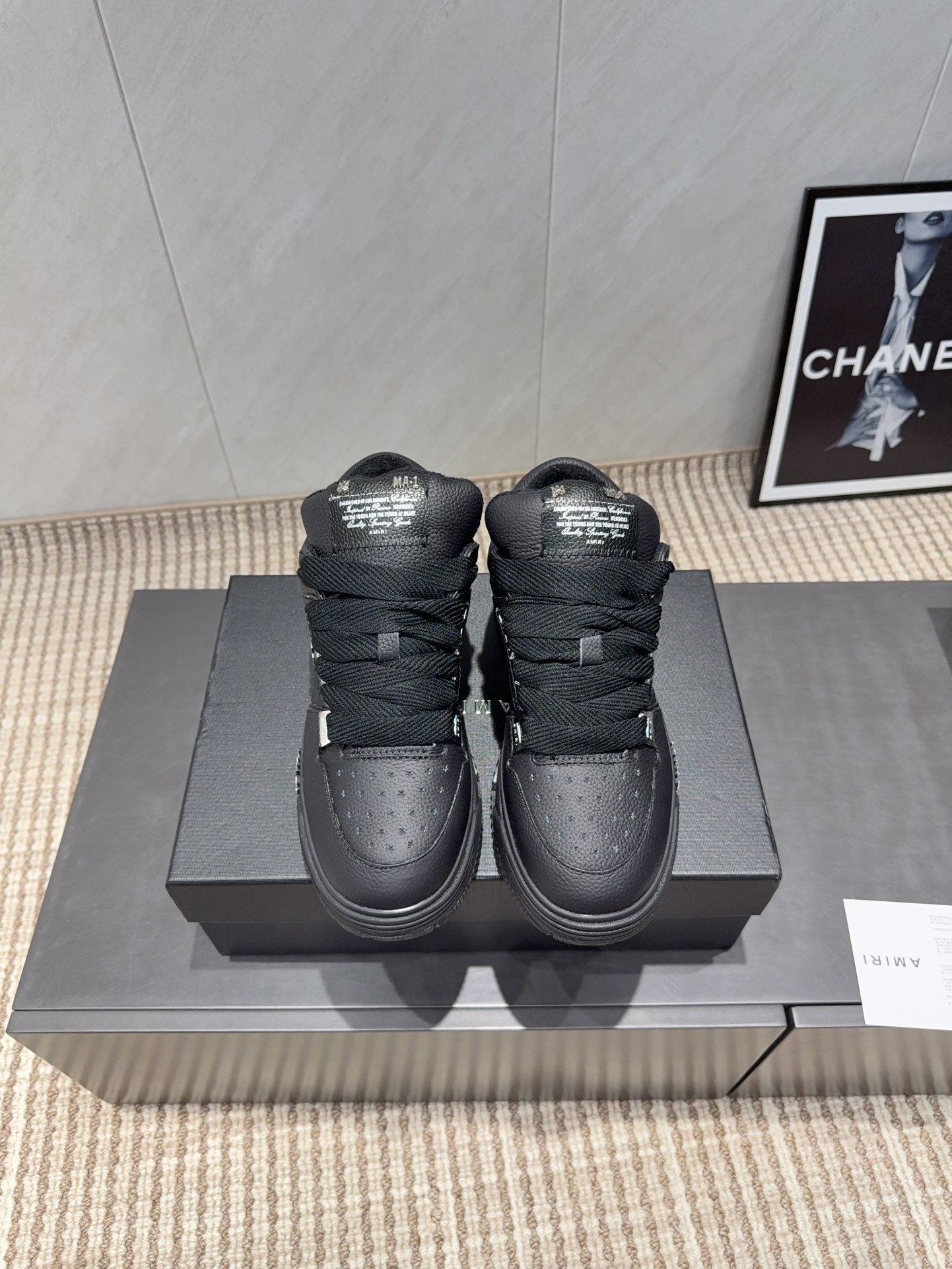 NO:695740,: Couple 'Exclusive Top Version' A*MIRI Emil 2025 vs Couple's Bread Casual Shoes Series... [Couple's Bread Casual Shoes] The official website is updated simultaneously with the latest color matching of the couple's models. Pay attention to distinguishing details. Accept all comparisons and create them after repeated molding for several months. Top original single quality. Guangdong purchasing agent version, full of details. Super explosive!  AUTRY, an exclusive version of AUTRY couple's bread casual shoes from a high-street brand in Los Angeles, is the same model for many celebrity Internet celebrities. Chinese new rapper Xiaobai Gali, Wang Yibo, Yang Mi and other Internet celebrity bloggers are competing for their feet. AJ1's three-dimensional molded metal logo on the side of the shoe is on par with Nike's popular Fog. The heroic value instantly has a bit of punk rock flavor, all showing fashion sense and street style... Fabric: Original customized cowhide. Lining: Original customized terry cloth.  Foot pads: original customized terry cloth injection molded pads. Outsole: exclusive 1:1 molded three-color TPU foam combination outsole. Size: 35-44 for couples (41 for women and 45 for men, customized and non-returnable). Packaging: customized original full set of packaging. Color: official website updated simultaneously, casual shoes/sports shoes, sneakers, cowhide.19860909:情侣《独家顶级版本》 A*MIRI埃米尔2025vs情侣面包休闲鞋系列……【情侣面包休闲鞋】 官网同步更新情侣款最新配色 注意区分细节 接受一切对比,经反复开模数月打造 顶级原单品质 莞产代购级版本,细节满满 超级爆！来自洛杉矶的高街潮牌独家爆版AUTRY情侣面包休闲鞋,众多明星网红同款,中国新说唱歌手小白Gali 王一博 杨幂等网红博主争夺上脚,AJ1的鞋型侧面立体开模金属标,跟Nike爆火的Fog平起平坐,英气值瞬间颇具几分朋克摇滚味,无不彰显时尚感与街头风…… 面料:原版定制牛皮 内里:原版定制毛巾布 垫脚:原版定制毛巾布注塑成型垫 大底:独家1:1开模三色TPU发泡组合大底 码数:情侣35-44（女41男45定制不退换） 包装:定制原版全套包装 颜色:官网同步更新,休闲鞋/运动鞋,sneakers,cowhide,Women's Shoes