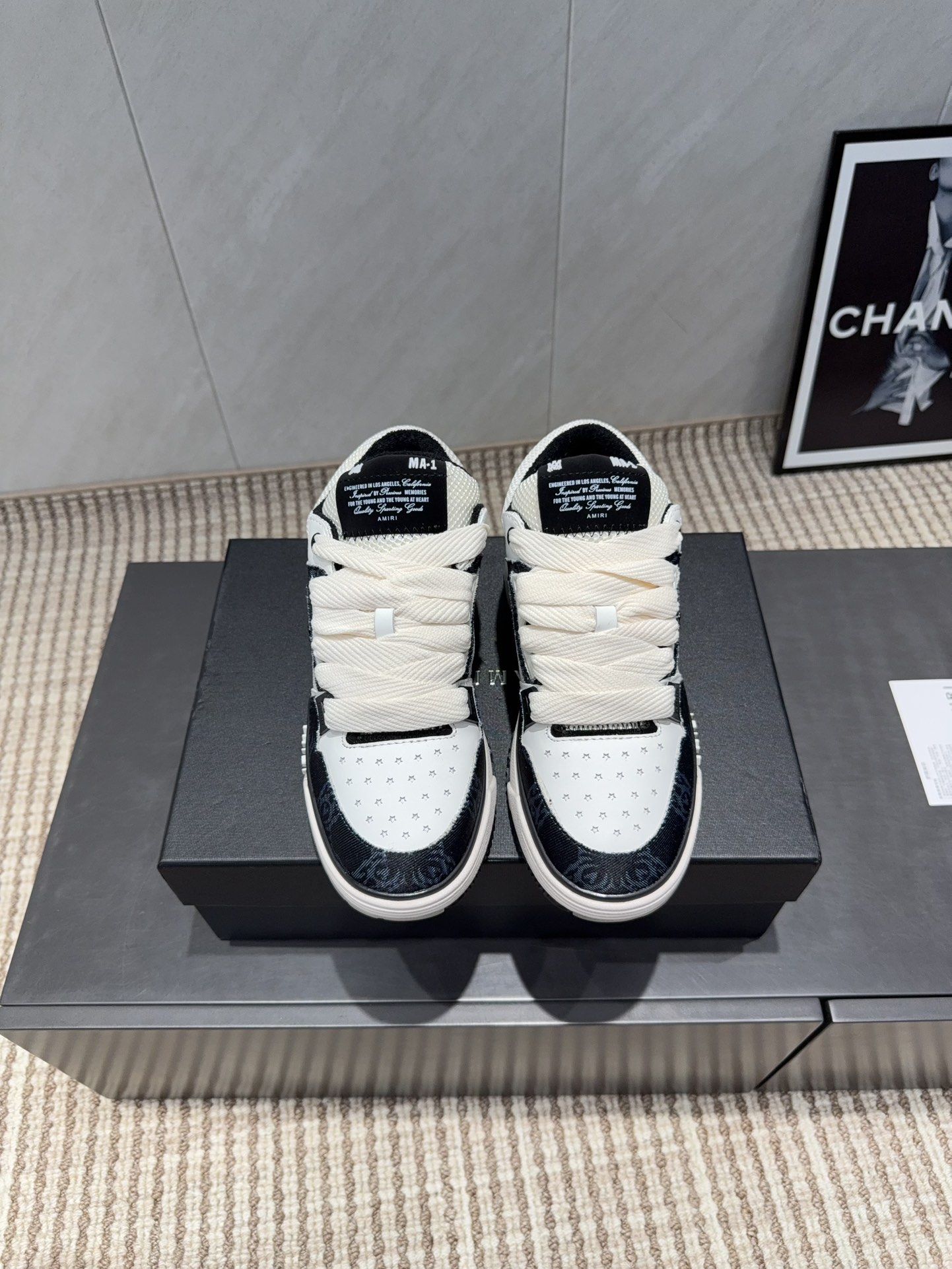 NO:695747,: Couple 'Exclusive Top Version' A*MIRI Emil 2025 vs Couple's Bread Casual Shoes Series... [Couple's Bread Casual Shoes] The official website is updated simultaneously with the latest color matching of the couple's models. Pay attention to distinguishing details. Accept all comparisons and create them after repeated molding for several months. Top original single quality. Guangdong purchasing agent version, full of details. Super explosive!  AUTRY, an exclusive version of AUTRY couple's bread casual shoes from a high-street brand in Los Angeles, is the same model for many celebrity Internet celebrities. Chinese new rapper Xiaobai Gali, Wang Yibo, Yang Mi and other Internet celebrity bloggers are competing for their feet. AJ1's three-dimensional molded metal logo on the side of the shoe is on par with Nike's popular Fog. The heroic value instantly has a bit of punk rock flavor, all showing fashion sense and street style... Fabric: Original customized cowhide punching process. Lining: Original customized terry cloth.  Foot pads: original customized terry cloth injection molded pads. Outsole: exclusive 1:1 molded three-color TPU foam combination outsole. Size: 35-44 for couples (41 for women and 45 for men, customized and non-returnable). Packaging: customized original full set of packaging. Color: official website updated simultaneously, casual shoes/sports shoes, sneakers, cowhide.19860909:情侣《独家顶级版本》 A*MIRI埃米尔2025vs情侣面包休闲鞋系列……【情侣面包休闲鞋】 官网同步更新情侣款最新配色 注意区分细节 接受一切对比,经反复开模数月打造 顶级原单品质 莞产代购级版本,细节满满 超级爆！来自洛杉矶的高街潮牌独家爆版AUTRY情侣面包休闲鞋,众多明星网红同款,中国新说唱歌手小白Gali 王一博 杨幂等网红博主争夺上脚,AJ1的鞋型侧面立体开模金属标,跟Nike爆火的Fog平起平坐,英气值瞬间颇具几分朋克摇滚味,无不彰显时尚感与街头风…… 面料:原版定制牛皮冲孔工艺 内里:原版定制毛巾布 垫脚:原版定制毛巾布注塑成型垫 大底:独家1:1开模三色TPU发泡组合大底 码数:情侣35-44（女41男45定制不退换） 包装:定制原版全套包装 颜色:官网同步更新,休闲鞋/运动鞋,sneakers,cowhide,Women's Shoes