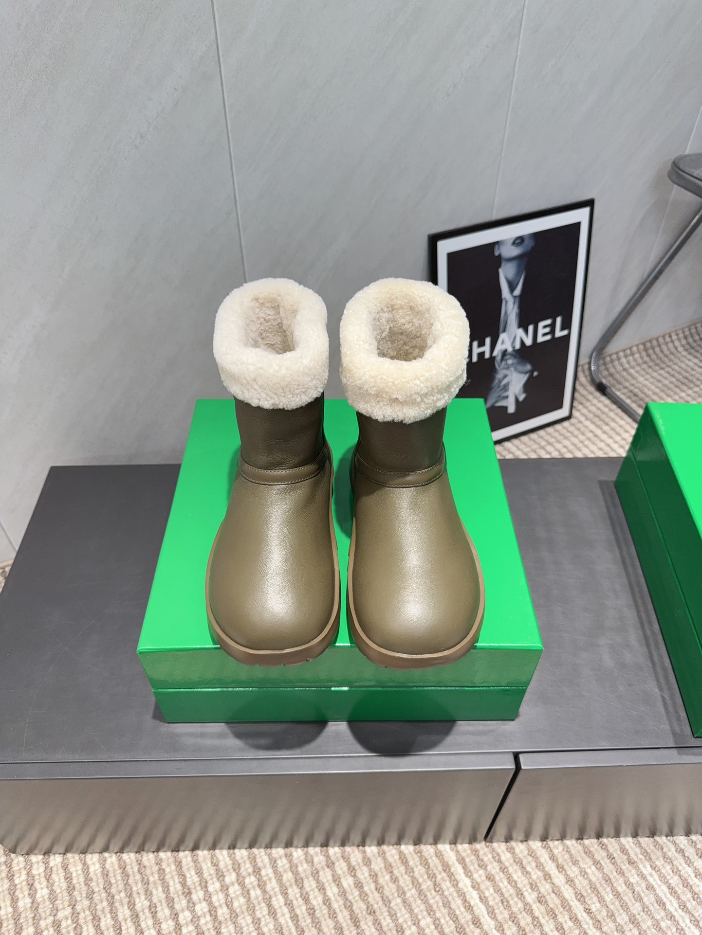 NO:695721,'Exclusive top version' BOTECA VENTA 2025 vs new autumn and winter snow boots series... [Round-toe thick-soled snow boots] Integrate the brand's unique design style... and give it a sense of warmth in winter. This combination is simply super. Genuine imported pure wool quality. The fur is integrated, and the inner liner is 2cm thick. It is no problem at all in autumn and winter in the north. The upper is made of stitching technology, which is durable and durable!  It is also easier to take care of. The newly developed last type is very tolerant to the shape of the foot... Fabric: Original customized cowhide Lining: Original customized wool Foot pads: Original customized wool Outsole: Original open-molded TPU foam outsole Size: 35-39 (40. Customization is non-returnable) Packaging: Original full set of packaging Color: Official simultaneous update, snow boots, boots, cowhide19860909《独家顶级版本》 BOTECA VENTA 2025vs秋冬新款雪地靴系列…【圆头厚底雪地靴】 将品牌特有的设计风格融合进去…… 并赋予了冬季的温暖感 这搭配简直就是 超 货真价实的进口纯羊毛品质 皮毛一体,内胆羊织毛2cm厚 北方的秋冬也完全没问题 鞋面采用车线工艺,耐cao实穿！ 打理起来也更方便, 全新开发楦型,对脚型包容度超高…… 面料:原版定制牛皮 内里:原版定制羊毛 垫脚:原版羊毛定制 大底:原版开模TPU发泡大底 码数:35-39（40.定制不退换） 包装:原版全套包装 颜色:官方同步更新,雪地靴,boots,cowhide,Women's Shoes