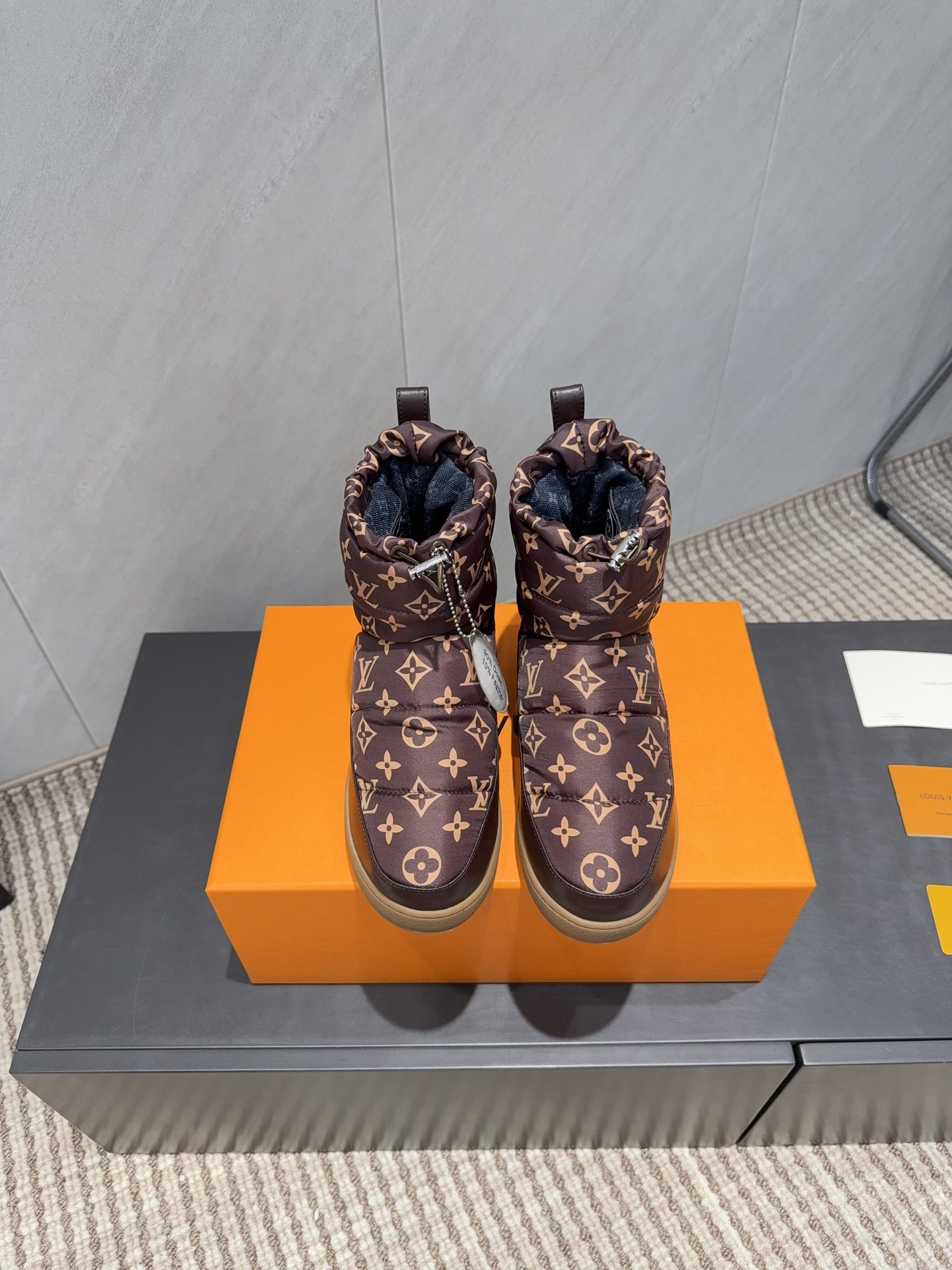 NO:695725,: 'Exclusive top version' Autumn and winter L*V Louis Vuitton 2025 vs autumn and winter official website latest catwalk snow boots series is now on the market... [Round-toe thick-soled down snow boots] The super luxury style subverts the design of traditional snow boots, giving a new interpretation of the concept of down, personality trend, leading fashion... Fabric: Original custom umbrella cloth presbyopic leather Lining: Original custom imported pure down filling Foot: Original custom injection molding pad  Outsole: original molded rubber foam outsole Packaging: original full set of packaging Code number: 35-39 (40.41.42 customization is not returnable) Color: official website updated simultaneously, snow boots, louis vuitton, louis vuitton, louis vuitton, boots, down jacket, umbrellas19860909:《独家顶级版本》 秋冬L*V路易威登驴家2025vs秋冬官网最新走秀雪地靴系列火爆上市……【圆头厚底羽绒雪地靴】 超级豪刊的款式颠覆了传统雪地靴的设计 将羽绒的概念进行了全新的演绎 个性潮流 引领时尚…… 面料:原版定制雨伞布老花皮料 内里:原版定制进口填充纯羽绒 垫脚:原版定制注塑成型垫 大底:原版开模橡胶发泡大底 包装:原版全套包装 码数:35-39（40.41.42定制不退换） 颜色:官网同步更新,雪地靴,louis vuitton,louis vuitton,louis vuitton,boots,down jacket,umbrellas,Women's Shoes