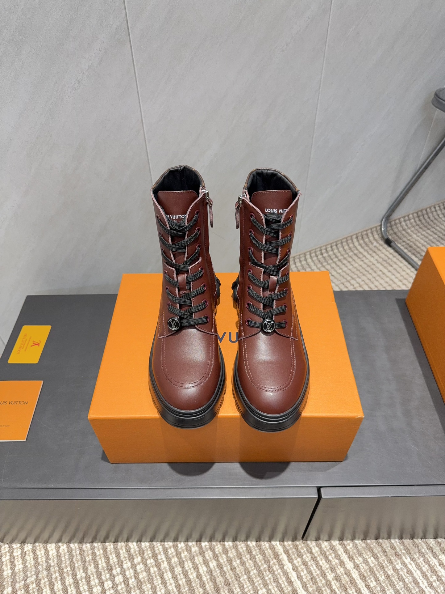 NO:695766,: 'Exclusive top version' L*V Lvjia 2025vs latest casual boots series for autumn and winter... [Round-toe thick-soled strappy short boots] Made with heavy industry, the original version was purchased from France, and it took several months to create all private models to ensure that all materials, materials, and production processes are consistent with the original version!  Fabric: Original customized cowhide Lining: Original customized sheepskin Foot: Original customized sheepskin Outsole: Original molded foam bottom Bottom height: 3.5cm Size: 35-39 (40.41 customization is not returnable) Packaging: Original full set of packaging Color: Official website updated simultaneously, boots, louis vuitton, louis vuitton, boots, cowhide, sheepskin19860909:《独家顶级版本》 L*V驴家2025vs秋冬最新休闲靴子系列……【圆头厚底绑带短靴】 重工打造,法国代购原版回来,历经数月全部私模打造,确保所有用料、材质、制作工艺与原版一致！ 面料:原版定制牛皮 内里:原版定制羊皮 垫脚:原版定制羊皮 大底:原版开模发泡成型底 底高:3.5cm 码数:35-39（40.41定制不退换） 包装:原版全套包装 颜色:官网同步更新,靴子,louis vuitton,louis vuitton,boots,cowhide,sheepskin,Women's Shoes