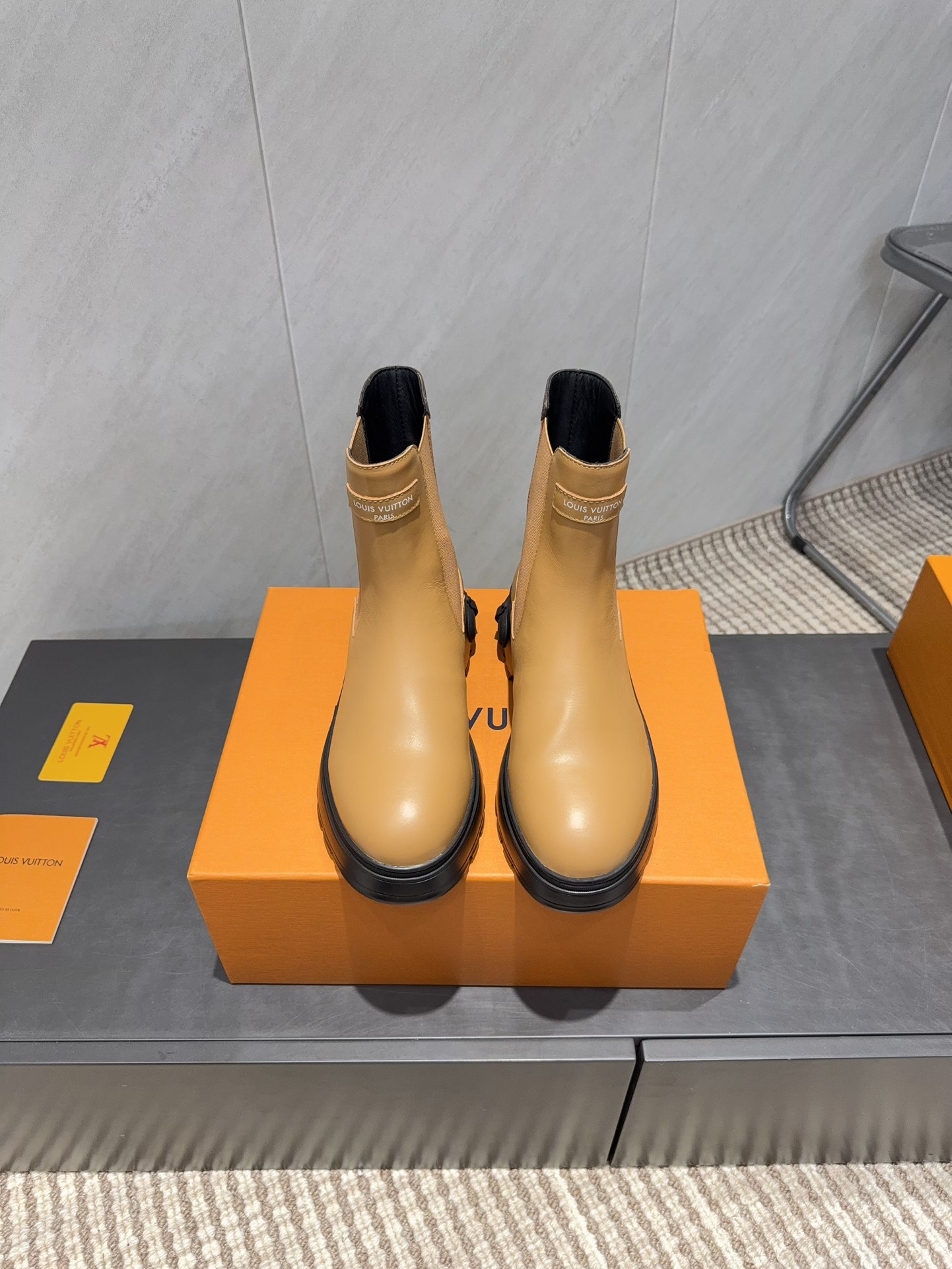 NO:695718,: 'Exclusive top version' L*V Lvjia 2025vs latest casual boots series for autumn and winter... [Round-toe thick-soled elastic short boots] Made with heavy industry, the original version was purchased from France, and it took several months to create all private models to ensure that all materials, materials, and production processes are consistent with the original version!  Fabric: Original customized cowhide Lining: Original customized sheepskin Foot: Original customized sheepskin Outsole: Original molded foam bottom Bottom height: 3.5cm Size: 35-39 (40.41 customization is not returnable) Packaging: Original full set of packaging Color: Official website updated simultaneously, boots, louis vuitton, louis vuitton, boots, cowhide, sheepskin19860909:《独家顶级版本》 L*V驴家2025vs秋冬最新休闲靴子系列……【圆头厚底松紧短靴】 重工打造,法国代购原版回来,历经数月全部私模打造,确保所有用料、材质、制作工艺与原版一致！ 面料:原版定制牛皮 内里:原版定制羊皮 垫脚:原版定制羊皮 大底:原版开模发泡成型底 底高:3.5cm 码数:35-39（40.41定制不退换） 包装:原版全套包装 颜色:官网同步更新,靴子,louis vuitton,louis vuitton,boots,cowhide,sheepskin,Women's Shoes