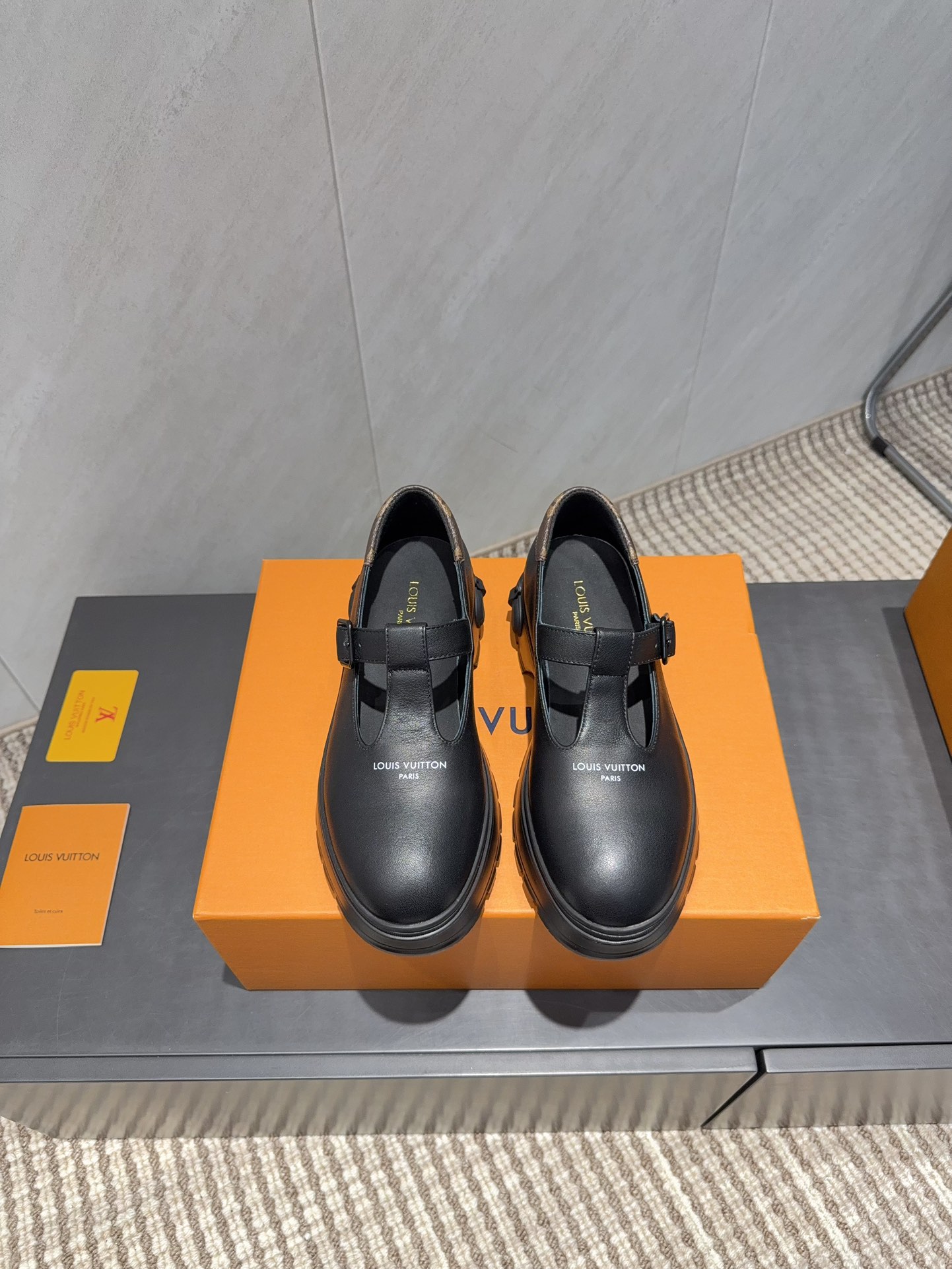 NO:695657,: 'Exclusive top version' L*V Lujia 2025 vs the latest loafer series for autumn and winter... [Round-toe thick-soled loafers] Made with heavy industry, the original version was purchased from France, and it took several months to create all private models to ensure that all materials, materials and production processes are consistent with the original version!  Fabric: Original customized cowhide Lining: Original customized sheepskin Feet: Original customized sheepskin Outsole: Original molded foam sole Bottom height: 3.5cm Size: 35-39 (40.41 customization is not returnable) Packaging: Original full set of packaging Color: Official website updated simultaneously, loafers, louis vuitton, louis vuitton, loafers, cowhide, sheepskin19860909:《独家顶级版本》 L*V驴家2025vs秋冬最新乐福鞋系列……【圆头厚底乐福鞋】 重工打造,法国代购原版回来,历经数月全部私模打造,确保所有用料、材质、制作工艺与原版一致！ 面料:原版定制牛皮 内里:原版定制羊皮 垫脚:原版定制羊皮 大底:原版开模发泡成型底 底高:3.5cm 码数:35-39（40.41定制不退换） 包装:原版全套包装 颜色:官网同步更新,乐福鞋,louis vuitton,louis vuitton,loafers,cowhide,sheepskin,Women's Shoes