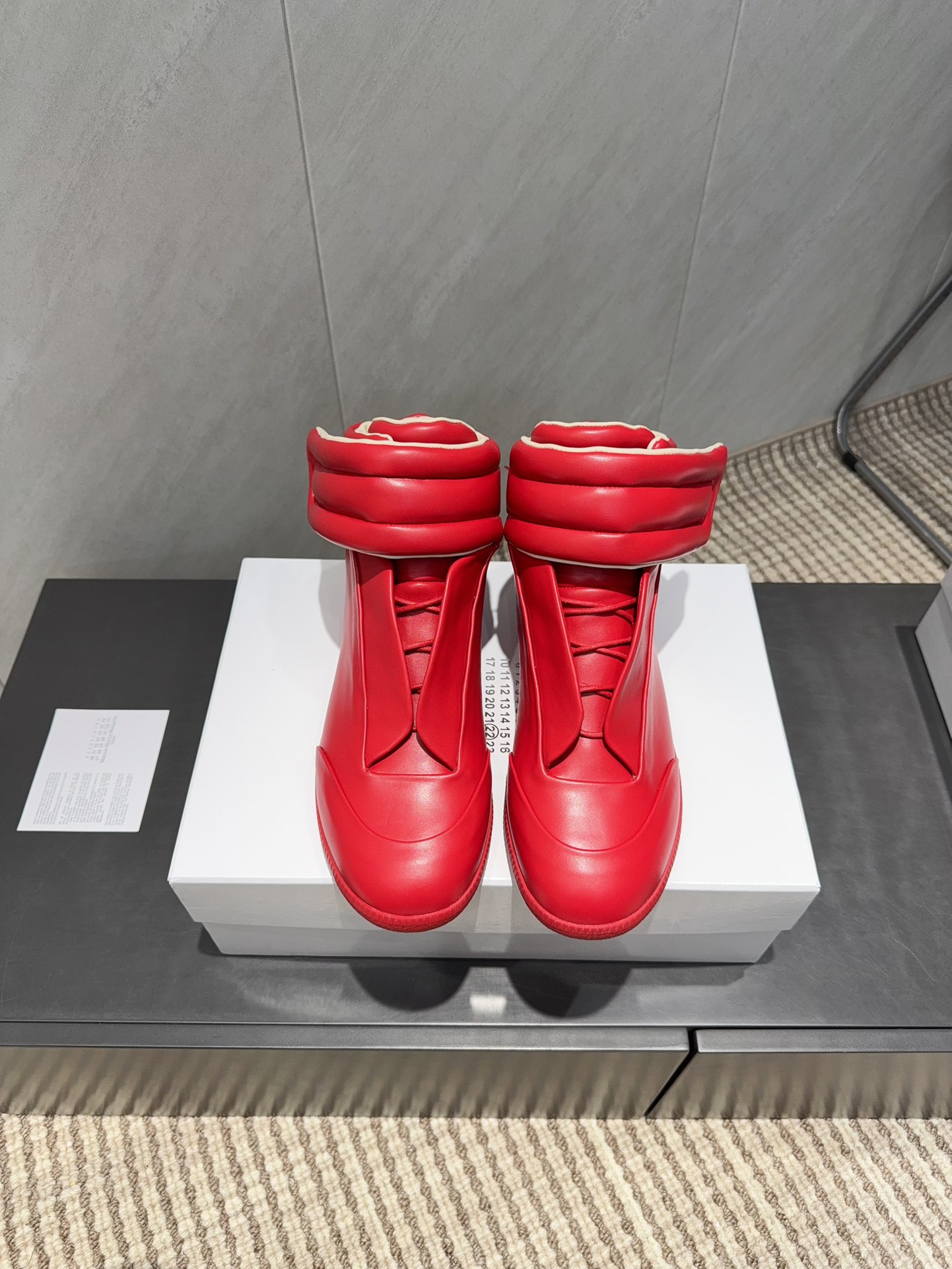 NO:695755,: Men and women 'Exclusive top version' M*M6M*aison M*argiela~25vs new autumn and winter casual series... [Retro round-toe casual shoes] Just when you hear the retro style, you can immediately think of the classic M*arginal, retro and fashionable, clean and refreshing collection of spring, summer, autumn and winter colors, comfortable, cool and casual style design, very Margiela style, no pressure on the feet, full of pioneering elements, original packaging  A light luxury trendy style with multiple elements designed by Margiela designers. This German training shoe continues the classic T-shaped leather splicing. It has been carefully improved many times by the design team, just to let you experience the most original military taste~ The designer's design technology is combined with the top craftsmanship of sports and leisure Labang lasts. It does not take off the bottom, does not smell glue, and uses Labang last technology... Fabric: Original custom cowhide Lining: Original custom sheepskin Foot: Original custom sheepskin Outsole: Original open-molded TPU molded sole  Size: 35-44 (41 for women, 45.46.47.48 for men, customized) Packaging: original full set of packaging Color: official website updated simultaneously, casual shoes/sports shoes, masion margiela, sneakers, cowhide, sheepskin19860909:女男《独家顶级版本》 M*M6M*aison M*argiela~25vs秋冬新款休闲系列……【复古圆头休闲鞋】 光听到复古风就能立刻想到经典M*arginal,复古时髦,春夏秋冬配色干净清爽集合,舒适,酷飒,休闲于一体的风格设计,很马吉拉风格,上脚无压力十足先锋元素,原版包装 一个轻奢潮款多元素结合玛吉拉设计师设计这一款德国训练鞋延续了经典的T形真皮拼接,经过设计团队多次的精心改良,只为让您体验最原始的军旅味道~设计师设计工艺结合运动休闲拉邦套楦顶级工艺,不脱底,不臭胶水,采用拉邦套楦工艺…… 面料:原版定制牛皮 内里:原版定制羊皮 垫脚:原版定制羊皮 大底:原版开模TPU成型底 码数:35-44（女41.男45.46.47.48定制） 包装:原版全套包装 颜色:官网同步更新,休闲鞋/运动鞋,masion margiela,sneakers,cowhide,sheepskin,Women's Shoes