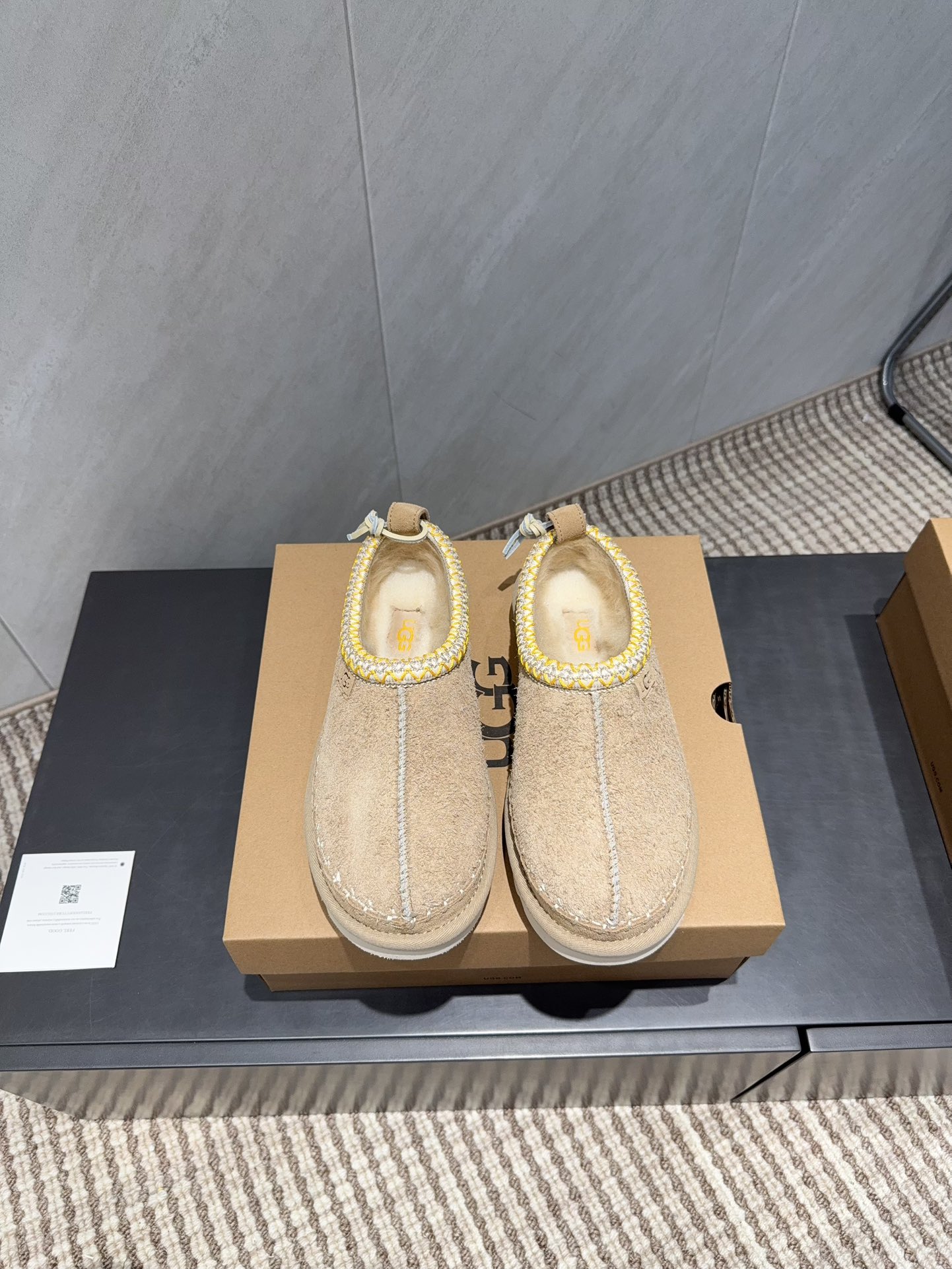 NO:695749,: 'Exclusive top version' UGG~25vs autumn and winter popular thick-soled casual wool shoes series... [Round-toe thick-soled low-top wool shoes] A shoe that does not clash with shirts, a simple partition design with spotted outsole, silk curly upper, a must-have for autumn and winter, can be worn with any pants or skirt, very comfortable and good-looking on the feet... Fabric: Original custom-made cow lining: Original custom-made wool Foot pads: Original custom-made wool Outsole: Original open-molded wear-resistant molded sole  Number of yards: 35-39 (40 customized, non-returnable) Packaging: original full set of packaging Color: official website updated simultaneously, furry shoes, skirts, real silk19860909:《独家顶级版本》 UGG~25vs秋冬爆款厚底休闲毛鞋系列……【圆头厚底低帮毛鞋】 一款不会撞衫的鞋子、简约的隔板设计上斑点的大底、鞋面真丝卷毛、秋冬季必备款、无论什么裤子裙子都能驾驭、上脚非常舒适好看…… 面料:原版定制牛猄 内里:原版定制羊毛 垫脚:原版定制羊毛 大底:原版开模耐磨成型底 码数:35-39（40定制不退换） 包装:原版全套包装 颜色:官网同步更新,毛毛鞋,skirts,real silk,Women's Shoes