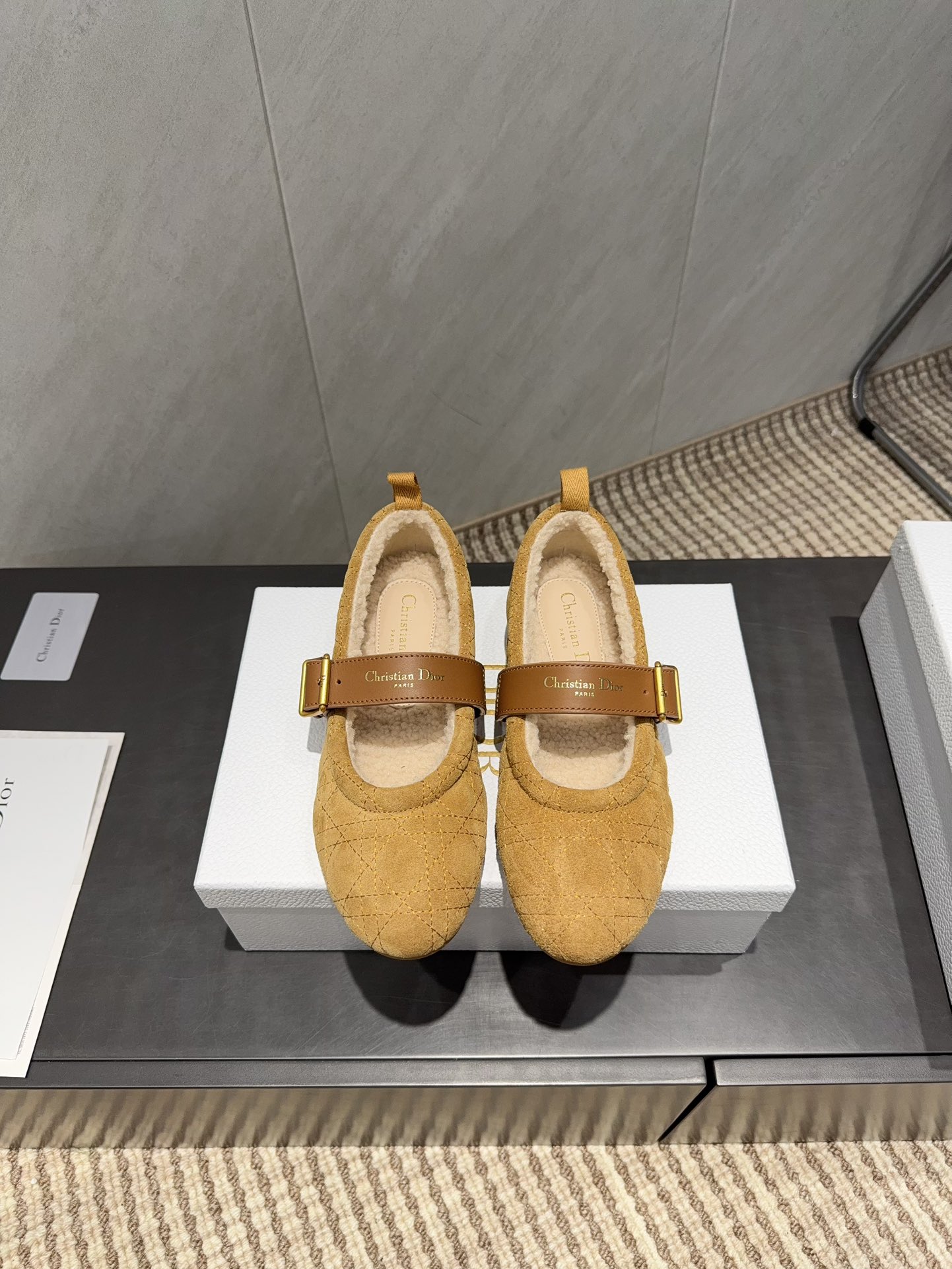 NO:695741,: Maoli Airplane Box 40 'Exclusive Top Version' DIOR Dior~25vs Autumn and Winter Popular Loafer Series... [Round-toe Maoli Loafers] A shoe that will not clash with clothes, simple partition design with spotted outsole, silk curly upper, a must-have for autumn and winter, can be worn with any pants or skirt, very comfortable and good-looking on the feet... Fabric: Original custom-made cowhide electric embroidery process Lining: Original custom-made wool Feet: Original custom-made wool  Outsole: Original customized genuine leather sole Size: 35-39 (40. Customization is non-refundable) Packaging: Original full set of packaging Color: 4 colors synchronized on the official website, fur shoes, dior, dior, loafers, skirts, real silk19860909:毛里飞机盒40 《独家顶级版本》 DIOR迪奥~25vs秋冬爆款乐福鞋系列……【圆头毛里乐福鞋】 一款不会撞衫的鞋子、简约的隔板设计上斑点的大底、鞋面真丝卷毛、秋冬季必备款、无论什么裤子裙子都能驾驭、上脚非常舒适好看…… 面料:原版定制牛猄电绣工艺 内里:原版定制羊毛 垫脚:原版定制羊毛 大底:原版定制真皮底 码数:35-39（40.定制不退换） 包装:原版全套包装 颜色:官网同步4色出,毛毛鞋,dior,dior,loafers,skirts,real silk,Women's Shoes