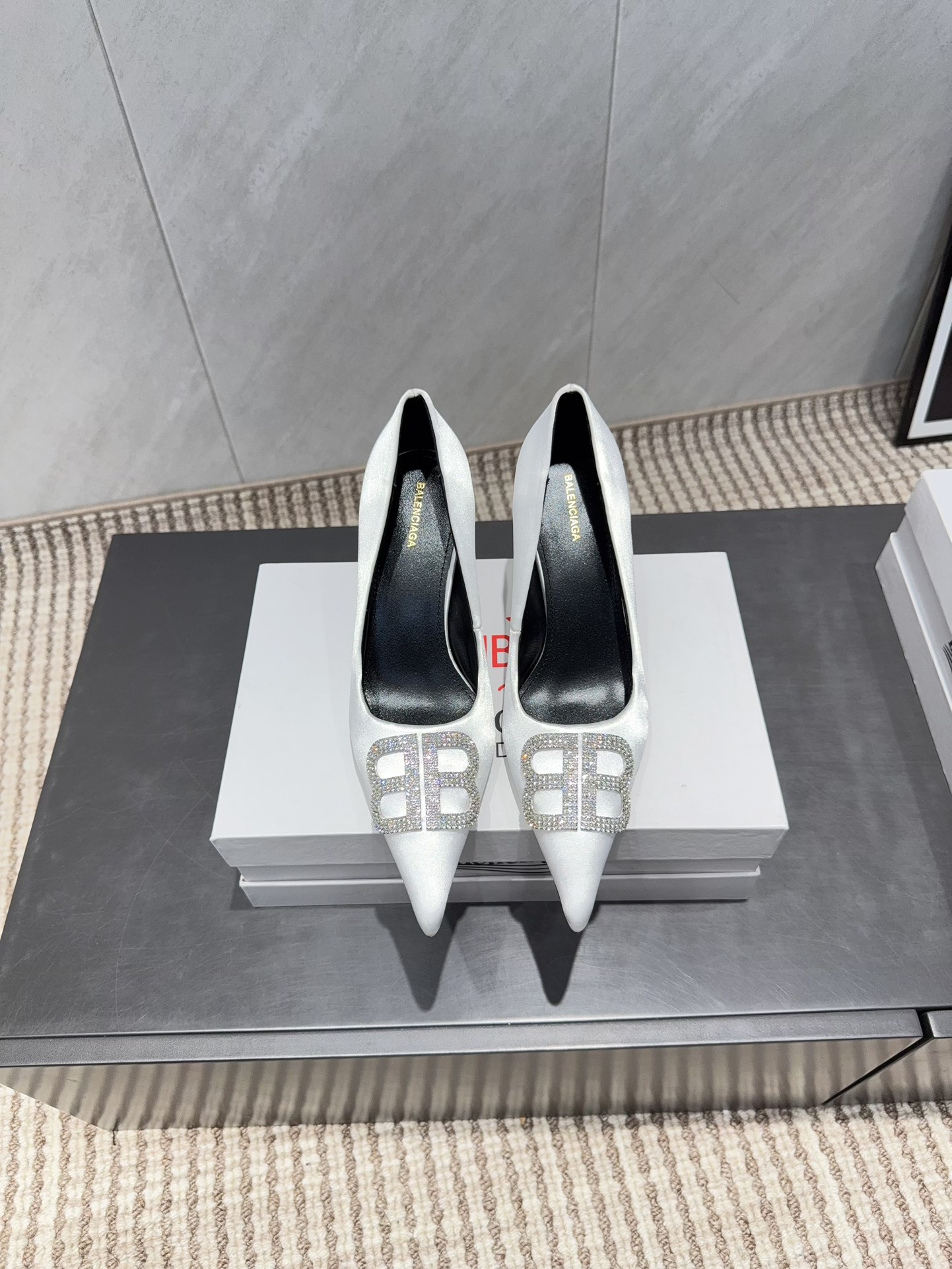 NO:695717,: 'Exclusive top version' B*ALENCIAG*A~2025vs classic fashion shoes series... [Pointed diamond buckle high-heeled shoes] The unique foot mask shape has won the hearts of women, cute personality, comfortable and soft on the feet, elegant and generous, a must-have item for fashion people... Fabric original custom silk cloth original B-shaped diamond buckle Original custom sheepskin lining Original custom sheepskin outsole Original custom leather outsole Heel height 8cm Original full package packaging  Size 35-39 (34.40.41.42.43 customized, non-refundable) Color: Official website updated simultaneously, high heels and sandals, sandals, high heels, sheepskin, real silk, Leather soles19860909:《独家顶级版本》 B*ALENCIAG*A~2025vs经典时装单鞋系列……【尖头钻扣高跟单鞋】 别具一格的脚膜造型深得女人心 可爱个性 上脚舒适柔软 优雅大方 潮人必备单品…… 面料原版定制真丝布原版B字钻扣 内里原版定制羊皮 垫脚原版定制羊皮 大底原版定制真皮大底 跟高8cm 包装原版全套包装 码数35-39（34.40.41.42.43定制不退换） 颜色:官网同步更新,高跟鞋凉鞋,sandals,high heels,sheepskin,real silk,Leather soles,Women's Shoes