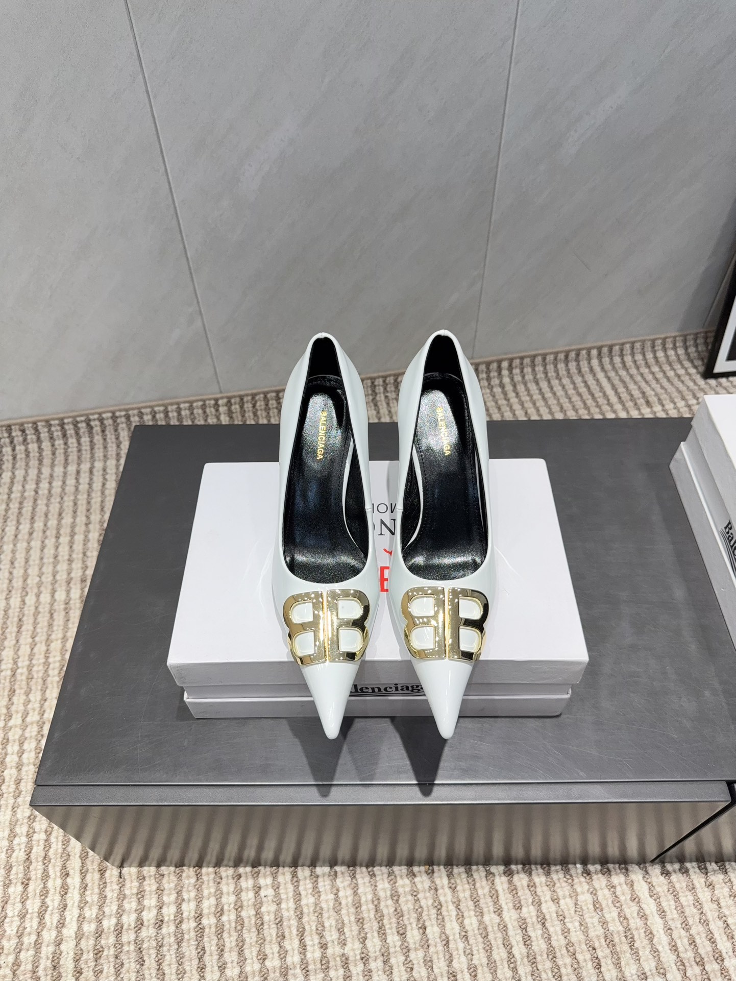 NO:695722,: 'Exclusive top version' B*ALENCIAG*A~2025vs classic fashion shoes series... [Pointed toe B-shaped buckle high-heeled shoes] The unique foot mask shape has won the hearts of women, cute personality, comfortable and soft on the feet, elegant and generous, a must-have item for fashion people... Fabric original custom patent leather original B-shaped buckle Original custom sheepskin lining Original custom sheepskin outsole Original custom leather outsole Heel height 8cm Original full package packaging  Size 35-39 (34.40.41.42.43 customized, non-returnable) Color: Official website updated simultaneously, high heels and sandals, sandals, high heels, sheepskin, Leather soles19860909:《独家顶级版本》 B*ALENCIAG*A~2025vs经典时装单鞋系列……【尖头B字扣高跟单鞋】 别具一格的脚膜造型深得女人心 可爱个性 上脚舒适柔软 优雅大方 潮人必备单品…… 面料原版定制漆皮原版B字扣 内里原版定制羊皮 垫脚原版定制羊皮 大底原版定制真皮大底 跟高8cm 包装原版全套包装 码数35-39（34.40.41.42.43定制不退换） 颜色:官网同步更新,高跟鞋凉鞋,sandals,high heels,sheepskin,Leather soles,Women's Shoes