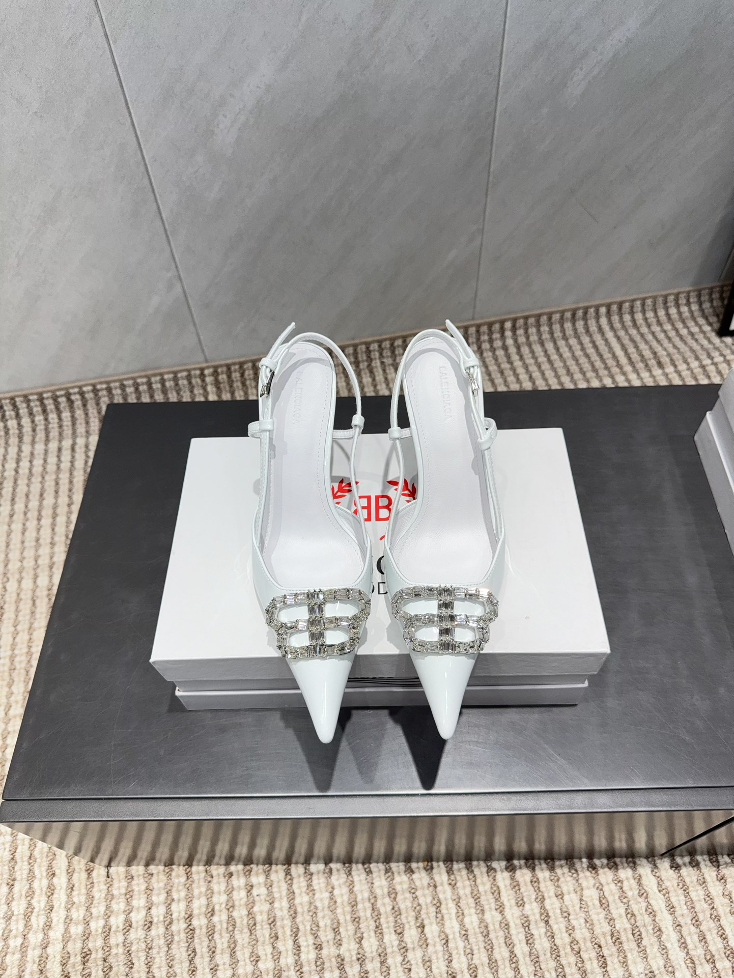 NO:695727,: 'Exclusive top version' B*ALENCIAG*A~2025vs classic fashion shoes series... [Pointed diamond buckle high-heeled shoes] The unique foot mask shape has won the hearts of women, cute personality, comfortable and soft on the feet, elegant and generous, a must-have item for fashion people... Fabric original custom patent leather original B-shaped diamond buckle Original custom sheepskin lining Original custom sheepskin outsole Original custom leather outsole Heel height 8cm Original full package packaging  Size 35-39 (34.40.41.42.43 customized, non-returnable) Color: Official website updated simultaneously, high heels and sandals, sandals, high heels, sheepskin, Leather soles19860909:《独家顶级版本》 B*ALENCIAG*A~2025vs经典时装单鞋系列……【尖头钻扣高跟单鞋】 别具一格的脚膜造型深得女人心 可爱个性 上脚舒适柔软 优雅大方 潮人必备单品…… 面料原版定制漆皮原版B字钻扣 内里原版定制羊皮 垫脚原版定制羊皮 大底原版定制真皮大底 跟高8cm 包装原版全套包装 码数35-39（34.40.41.42.43定制不退换） 颜色:官网同步更新,高跟鞋凉鞋,sandals,high heels,sheepskin,Leather soles,Women's Shoes