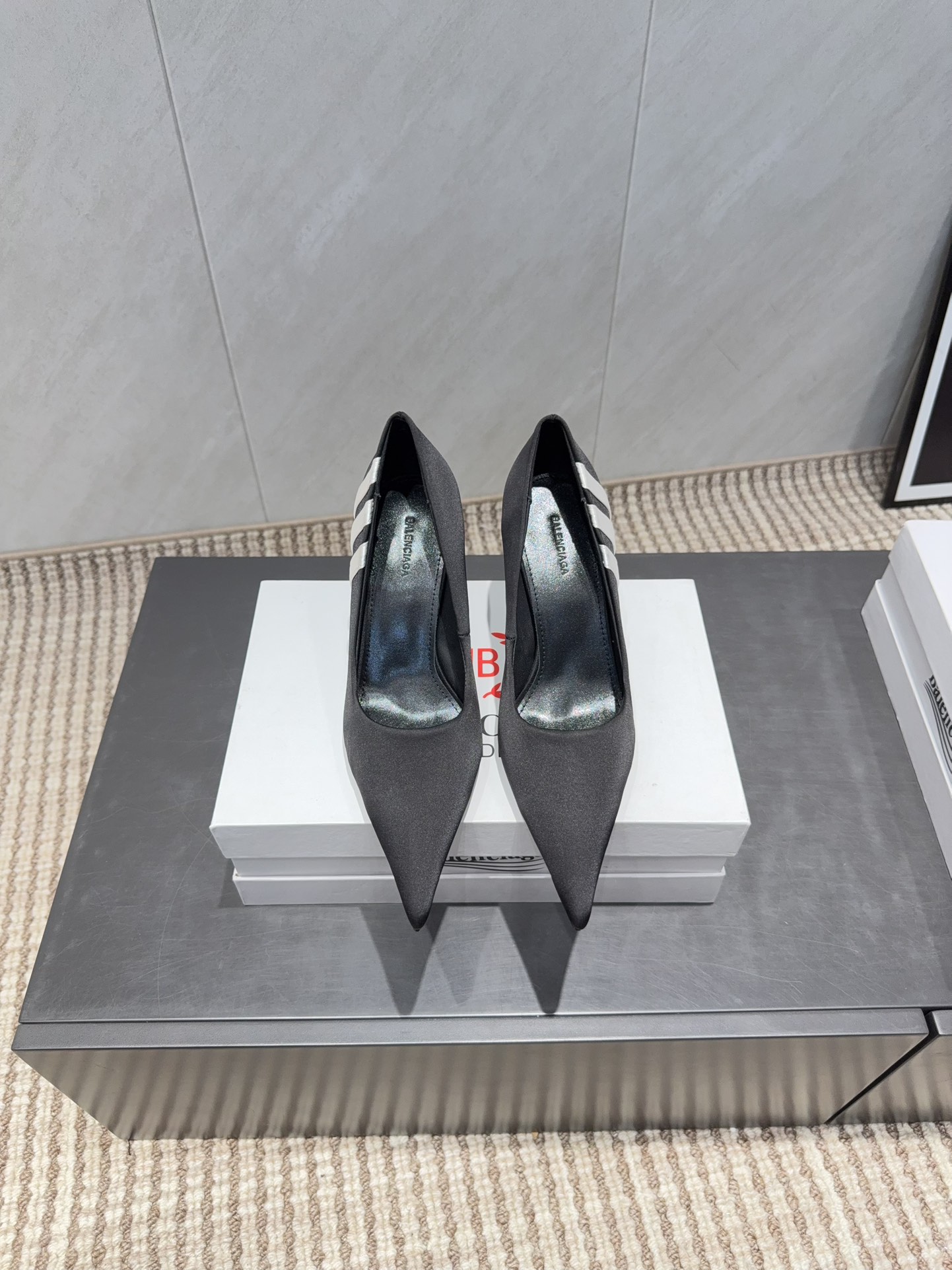 NO:695696,: 'Exclusive top version' B*ALENCIAG*A~2025vs classic fashion shoes series... [Pointed high-heeled shoes] The unique foot mask shape has won the hearts of women, cute personality, comfortable and soft on the feet, elegant and generous, a must-have item for fashion people... The fabric is original custom silk cloth, the lining is original custom sheepskin, the foot pads are original custom sheepskin, the outsole is the original custom leather outsole, the heel height is 8cm, the packaging is original and complete.  Size 35-39 (34.40.41.42.43 customized, non-refundable) Color: Official website updated simultaneously, high heels, high heels, sheepskin, real silk, Leather soles19860909:《独家顶级版本》 B*ALENCIAG*A~2025vs经典时装单鞋系列……【尖头高跟单鞋】 别具一格的脚膜造型深得女人心 可爱个性 上脚舒适柔软 优雅大方 潮人必备单品…… 面料原版定制真丝布 内里原版定制羊皮 垫脚原版定制羊皮 大底原版定制真皮大底 跟高8cm 包装原版全套包装 码数35-39（34.40.41.42.43定制不退换） 颜色:官网同步更新,高跟鞋单鞋,high heels,sheepskin,real silk,Leather soles,Women's Shoes