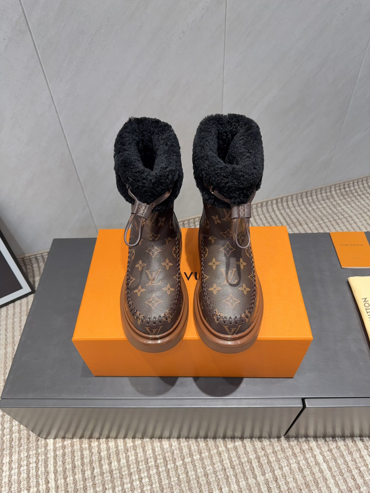 NO:695695,: 'Exclusive top version' Llu brand 2025 vs new winter snow boots series... [Round-toe thick-soled snow boots] Original details, super authentic, super good-looking, super stylish on the feet, with its own temperament, fashionable and sporty style, extremely comfortable... Fabric: Original custom-made presbyopic leather Lining: Original custom-made wool Feet: Original custom-made wool Outsole: Original open-molded TPU combination sole Bottom height: 3cm  Size: 35-39 (40.41. Customization is non-refundable) Color: Official website updated simultaneously, snow boots, louis vuitton, boots19860909:《独家顶级版本》 L驴牌2025vs冬季新款雪地靴系列……【圆头厚底雪地靴】 原版细节,超正版型,超级好看,上脚超大气,自带气质,时尚运动风,舒适度特别棒…… 面料:原版定制老花皮料 内里:原版定制羊毛 垫脚:原版定制羊毛 大底:原版开模TPU组合底 底高:3cm 码数:35-39（40.41.定制不退换） 颜色:官网同步更新,雪地靴,louis vuitton,boots,Women's Shoes