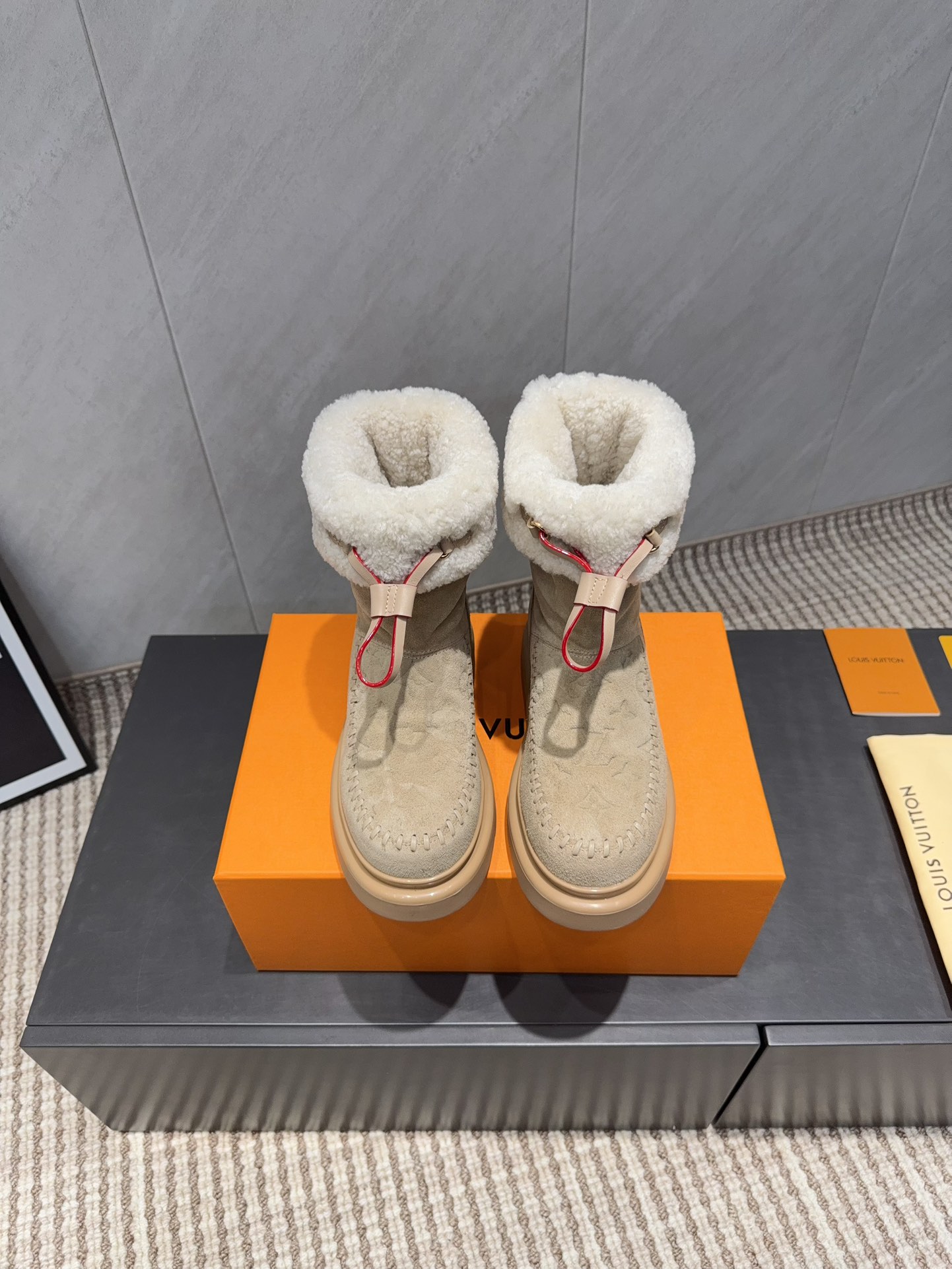 NO:695682,: 'Exclusive top version' Llu brand 2025 vs new winter snow boots series... [Round-toe thick-soled snow boots] Original details, super authentic style, super good-looking, super stylish on the feet, with its own temperament, fashionable and sporty style, extremely comfortable... Fabric: Original customized cow lining: Original customized wool Foot pads: Original customized wool Outsole: Original molded TPU combination sole Bottom height: 3cm  Size: 35-39 (40.41. Customization is non-refundable) Color: Official website updated simultaneously, snow boots, louis vuitton, boots19860909:《独家顶级版本》 L驴牌2025vs冬季新款雪地靴系列……【圆头厚底雪地靴】 原版细节,超正版型,超级好看,上脚超大气,自带气质,时尚运动风,舒适度特别棒…… 面料:原版定制牛猄 内里:原版定制羊毛 垫脚:原版定制羊毛 大底:原版开模TPU组合底 底高:3cm 码数:35-39（40.41.定制不退换） 颜色:官网同步更新,雪地靴,louis vuitton,boots,Women's Shoes