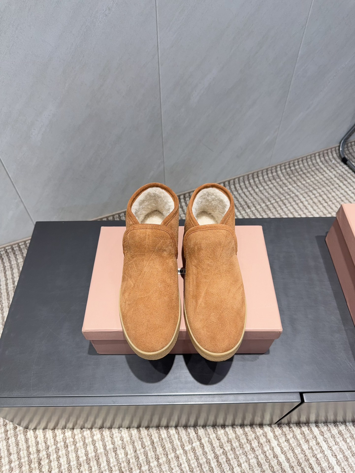 NO:695685,: 'Exclusive top version' MIUMIU 2025 vs the latest furry short boots series for autumn and winter... [Round-toe thick-soled furry short boots] Top version Miumi autumn and winter limited edition catwalk boots!  One of the most worth-buying boots this year!  The same style of Yi Mengling has been worn by many Internet celebrities. Miumi is really cool this autumn and winter. It is a limited edition for autumn and winter. It is very difficult to buy in the counter. It looks very hard, but it is actually very soft and easy to wear!  The feet feel great!  The boots are wide, no matter whether your legs are thick or thin, you can wear them with a loose feeling and make your legs look very straight!  !  Full of punk style!  Upper: Original customized cow lining Lining: Original customized sheep wool Foot: Original customized sheep wool Outsole: Original molded raw rubber sole Heel height: 3cm Size: 35-39 (40.41. Customization is non-returnable and non-exchangeable) Packaging: Original full set of packaging Color: Official website updated simultaneously, snow boots, miumiu, boots19860909:《独家顶级版本》 MIUMIU缪缪2025vs秋冬最新毛里短靴系列…… 【圆头厚底毛里短靴】 顶级版本Miumi秋冬限量走秀款长筒靴！ 今年最值得入手的靴子 没有之一！易梦玲同款超多网红明星上脚 miumi今年秋冬确实泰酷辣 秋冬限定款 专柜非常难买 看着很硬的样子 其实非常软巨好穿！脚感超赞！ 靴筒宽大 不管腿粗腿细 都能穿出宽松感而且非常显腿直！！朋克风十足！ 鞋面:原版定制牛猄 内里:原版定制羊织毛 垫脚:原版定制羊织毛 大底:原版开模生胶成型底 跟高:3cm 码数:35-39（40.41.定制不退不换) 包装:原版全套包装 颜色:官网同步更新,雪地靴,miumiu,boots,Women's Shoes