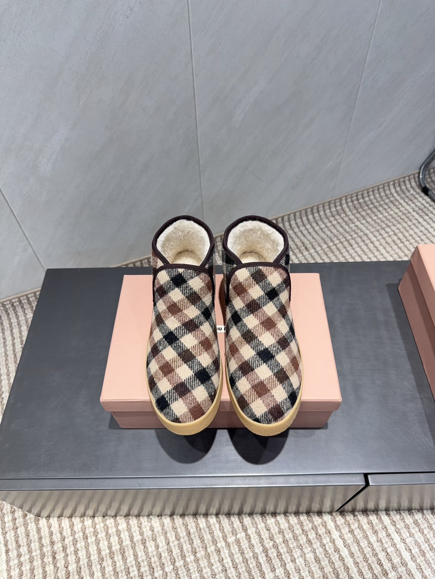 NO:695689,: Cloth cover 'Exclusive top version' MIUMIU 2025 vs the latest furry short boots series for autumn and winter... [Round-toe thick-soled furry short boots] Top version Miumi autumn and winter limited edition catwalk boots!  One of the most worth-buying boots this year!  The same style of Yi Mengling has been worn by many Internet celebrities. Miumi is really cool this autumn and winter. It is a limited edition for autumn and winter. It is very difficult to buy in the counter. It looks very hard, but it is actually very soft and easy to wear!  The feet feel great!  The boots are wide, no matter whether your legs are thick or thin, you can wear them with a loose feeling and make your legs look very straight!  !  Full of punk style!  Upper: original customized blanket cloth Lining: original customized woolen wool Foot pads: original customized woolen wool Outsole: original molded raw rubber sole Heel height: 3cm Size: 35-39 (40.41. Customized non-returnable and non-exchangeable) Packaging: Original full set of packaging Color: Official website updated simultaneously, snow boots, miumiu, boots, blankets19860909:布面《独家顶级版本》 MIUMIU缪缪2025vs秋冬最新毛里短靴系列…… 【圆头厚底毛里短靴】 顶级版本Miumi秋冬限量走秀款长筒靴！ 今年最值得入手的靴子 没有之一！易梦玲同款超多网红明星上脚 miumi今年秋冬确实泰酷辣 秋冬限定款 专柜非常难买 看着很硬的样子 其实非常软巨好穿！脚感超赞！ 靴筒宽大 不管腿粗腿细 都能穿出宽松感而且非常显腿直！！朋克风十足！ 鞋面:原版定制毛毯布 内里:原版定制羊织毛 垫脚:原版定制羊织毛 大底:原版开模生胶成型底 跟高:3cm 码数:35-39（40.41.定制不退不换) 包装:原版全套包装 颜色:官网同步更新,雪地靴,miumiu,boots,blankets,Women's Shoes