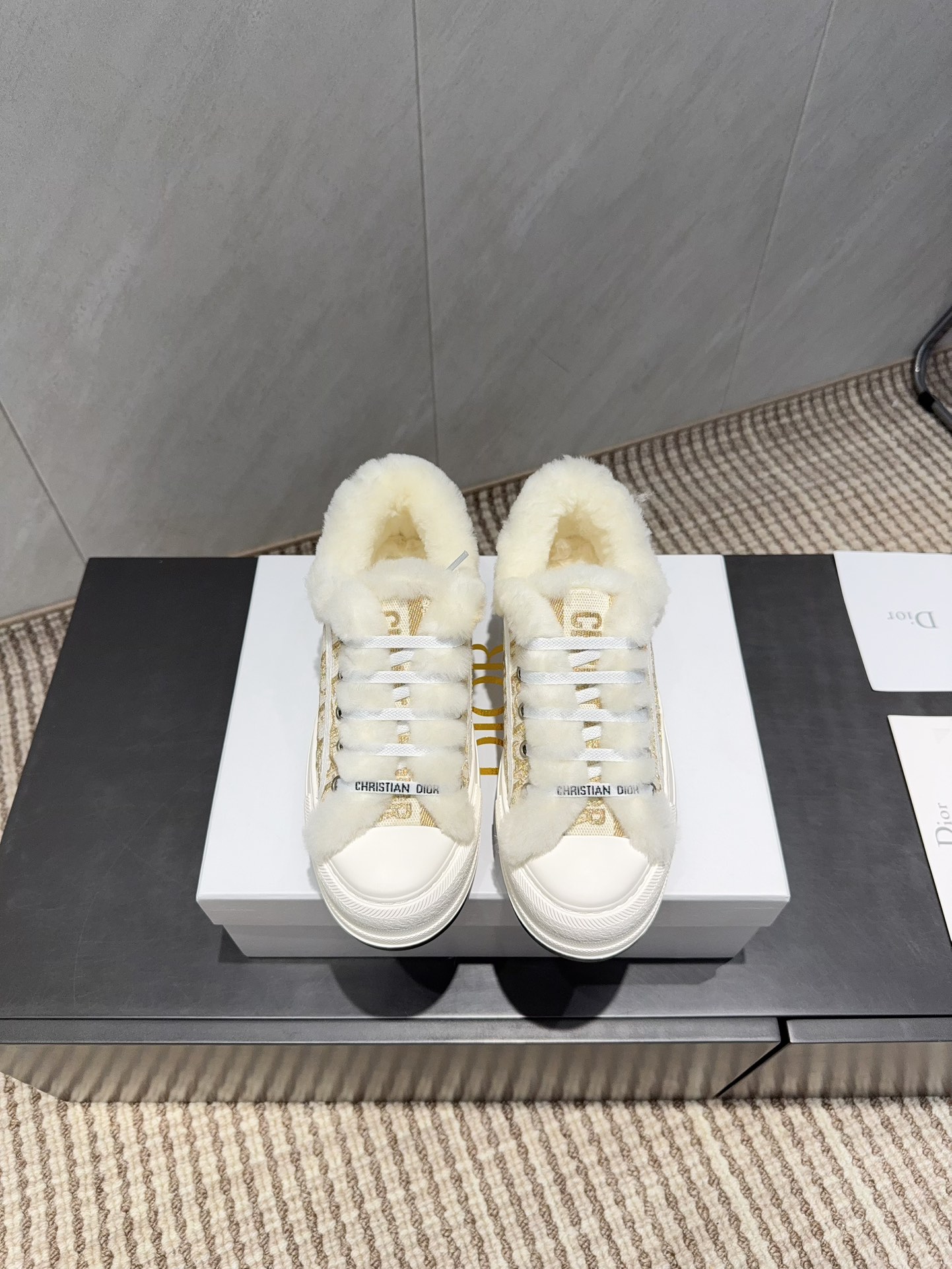 NO:695678,Maoli's 'Exclusive Top Version' D*ior ~ 2025 vs. Autumn and Winter Classic Maoli Casual Shoes Series... [Round-toe thick-soled Maoli casual shoes] This D*ior Star sneaker continues the timeless silhouette and is carefully made of white cow leather, so it will be particularly comfortable on the foot. It is decorated with tonal suede panels and metal stars to decorate the shoelace eyelets, which enhances the style. The style is light and matches 'Christian  D*ior' logo thin sole, suitable for all seasons, can be matched with all kinds of casual styles, adding a finishing touch, classic and super durable... Fabric: Original customized high-density fabric jacquard craftsmanship Lining: Original customized wool Foot: Original customized wool Outsole: Original molded TPU two-color outsole Packaging: Original full set of packaging Code number: 35-39 (40.41 customization is not returnable)  Color: Official website updated simultaneously, casual shoes/sports shoes, furry shoes, sneakers, cowhide19860909毛里《独家顶级版本》 D*ior～2025vs秋冬经典毛里休闲鞋系列……【圆头厚底毛里休闲鞋】 这款D*ior Star运动鞋延续经久不衰的轮廓,采用白色牛皮革精心制作,所以上脚会特别的舒服,饰以同色调绒面革镶片金属星星装饰鞋带孔眼,提升格调,款式轻盈搭配“Christian D*ior”标志薄鞋底,四季皆宜,可与各式休闲造型搭配,增添点睛之笔,经典超耐看…… 面料:原版定制高密度布料提花工艺 内里:原版定制羊毛 垫脚:原版定制羊毛 大底:原版开模TPU双色大底 包装:原版全套包装 码数:35-39（40.41定制不退换） 颜色:官网同步更新,休闲鞋/运动鞋毛毛鞋,sneakers,cowhide,Women's Shoes