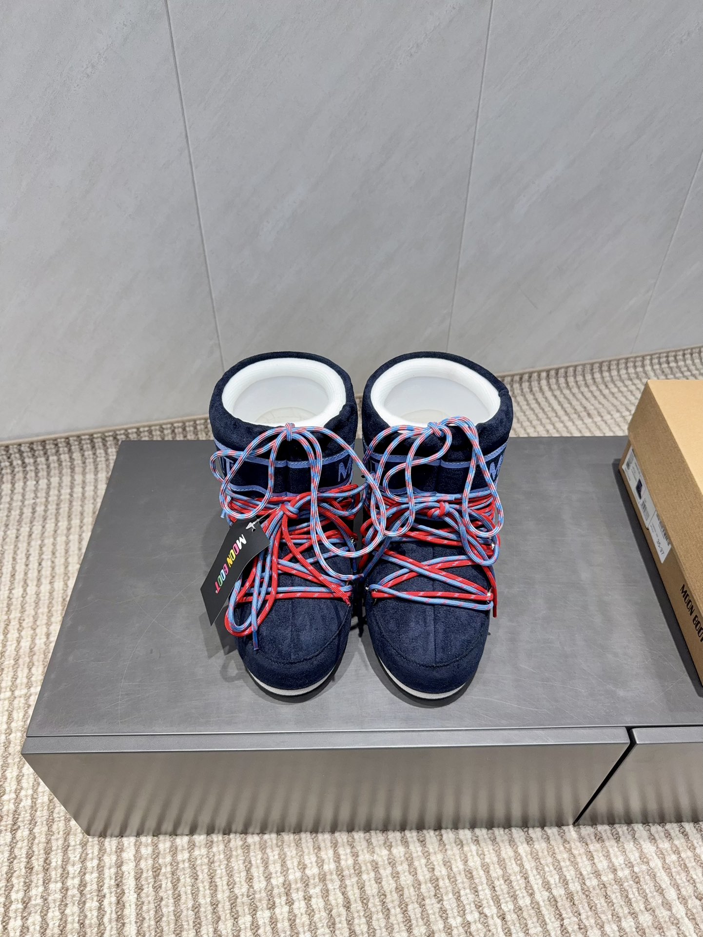 NO:629716,: Cow velvet style 'Exclusive top version' (new upgraded version) Moon Boot 2025 vs autumn and winter popular snow boots series... [Ugly Moon Snow Boots] Forget UGG, fashionable people are wearing Moon Boot snow boots. If you find it difficult to accept the revival of UGG, then there is now a more alternative snow boot that is back, with an inner height of 4 cm. That is the Moon Boot. It has been very popular in the millennium. Back then, Paris Hilton and Victoria Beckham  Celebrities often wear it, and now the Y2K trend is popular again. The same style is worn by young people in QQ shows, and the ugly snow boots that are worn by thousands of people have become popular again, regardless of men and women. They look slim and warm and easy to wear... Fabric: Original custom-made high mercerized cow velvet Lining: Original silk cotton liner Foot: Original silk cotton liner Outsole: Original molded two-color non-slip outsole Bottom thickness: 4cm (including inner height increase)  Code number: 35-40 (41.42.43 customized) Packaging: Original full set of packaging Color: Official website updated simultaneously, snow boots, boots19860909:牛绒款《独家顶级版本》（全新升级版本） Moon Boot2025vs秋冬季爆款雪地靴系列……【丑萌月亮雪地靴】 忘了UGG吧,时髦人都在穿Moon Boot雪地靴 如果你难以接受UGG的复兴 那现在有一款更另类的雪地靴又杀回来了,内增高4 cm 那就是Moon Boot月亮靴 在千禧年就已经非常火了 当年paris hilton、victoria beckham  等名人经常穿它,如今Y2K风潮再次流行,痞幼同款QQ秀穿搭,万人大秀的丑萌雪地靴重新翻红,不分男女不分左右,看着巨无霸巨显瘦还暖和好穿…… 面料: 原版定制高丝光牛绒 内里: 原版丝绵内胆 垫脚: 原版丝绵内胆 大底: 原版开模双色防滑大底 底厚:4cm（含内增高） 码数:35-40（41.42.43定制） 包装:原版全套包装 颜色:官网同步更新,雪地靴,boots,Women's Shoes