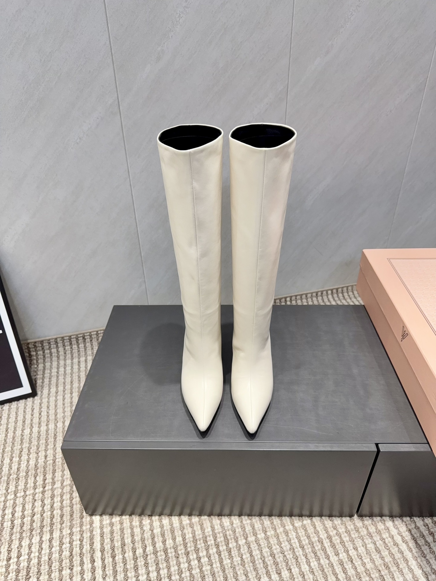 NO:628457,: 'Exclusive top version' Poland VANDA NOVAK ~ vs the latest autumn and winter catwalk fashion boots series... [Pointed toe high boots] Top version Poland VANDA NOVAK autumn and winter limited edition catwalk fashion boots!  One of the most worth-buying boots this year!  The same style of Yi Mengling has been worn by many Internet celebrities. Polish VANDA NOVAK is really cool this autumn and winter. It is a limited edition for autumn and winter. It is very difficult to buy in the counter. It looks very hard, but it is actually very soft and easy to wear!  The feet feel great!  The boots are wide, no matter whether your legs are thick or thin, you can wear them with a loose feeling and make your legs look very straight!  !  Full of punk style!  Upper: Original customized cowhide Lining: Original customized sheepskin Foot pads: Original customized sheepskin Outsole: Original customized genuine leather sole Heel height: 6.5cm Size: 35-39 (34.40.41.42. Customization is non-refundable) Packaging: Original full set of packaging Color: Official website updated simultaneously, boots, boots, cowhide, sheepskin19860909:《独家顶级版本》 波兰 VANDA NOVAK～vs秋冬最新走秀时装靴系列…… 【尖头一脚蹬高靴】 顶级版本波兰 VANDA NOVAK秋冬限量走秀款时装靴！ 今年最值得入手的靴子 没有之一！易梦玲同款超多网红明星上脚,波兰 VANDA NOVAK今年秋冬确实泰酷辣 秋冬限定款 专柜非常难买 看着很硬的样子 其实非常软巨好穿！脚感超赞！ 靴筒宽大 不管腿粗腿细 都能穿出宽松感而且非常显腿直！！朋克风十足！ 鞋面:原版定制牛皮 内里:原版定制羊皮 垫脚:原版定制羊皮 大底:原版定制真皮底 跟高:6.5cm 码数:35-39（34.40.41.42.定制不退换) 包装:原版全套包装 颜色:官网同步更新,靴子,boots,cowhide,sheepskin,Women's Shoes