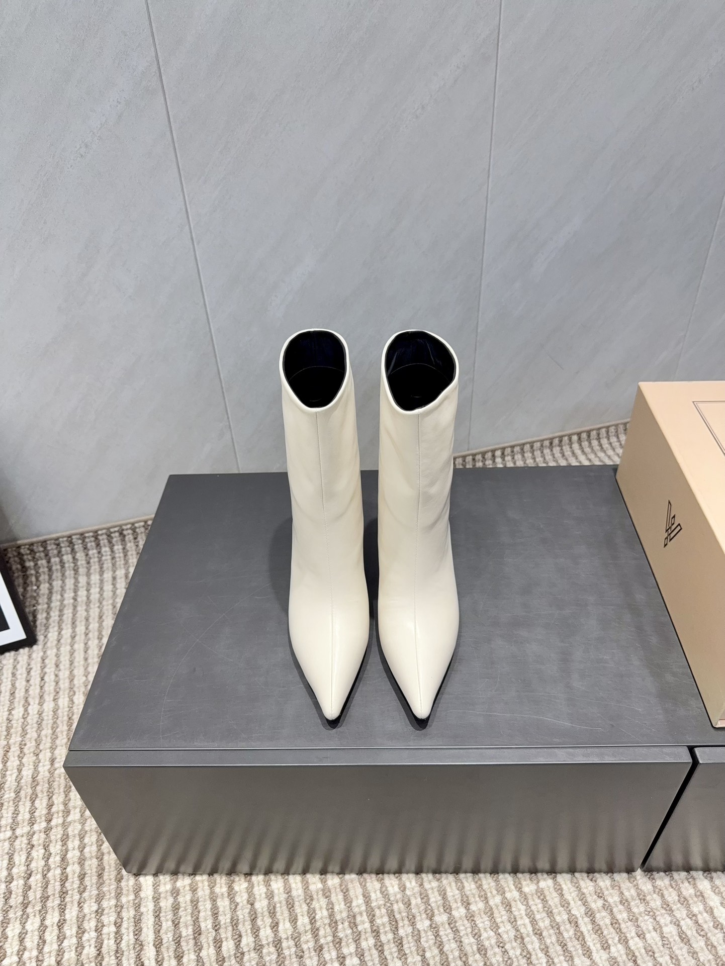 NO:628466,: 'Exclusive top version' Poland VANDA NOVAK ~ vs the latest autumn and winter catwalk fashion boots series... [Pointed toe slip-on short boots] Top version Poland VANDA NOVAK autumn and winter limited edition catwalk fashion boots!  One of the most worth-buying boots this year!  The same style of Yi Mengling has been worn by many Internet celebrities. Polish VANDA NOVAK is really cool this autumn and winter. It is a limited edition for autumn and winter. It is very difficult to buy in the counter. It looks very hard, but it is actually very soft and easy to wear!  The feet feel great!  The boots are wide, no matter whether your legs are thick or thin, you can wear them with a loose feeling and make your legs look very straight!  !  Full of punk style!  Upper: Original customized cowhide Lining: Original customized sheepskin Foot pads: Original customized sheepskin Outsole: Original customized genuine leather sole Heel height: 6.5cm Size: 35-39 (34.40.41.42. Customization is non-refundable) Packaging: Original full set of packaging Color: Official website updated simultaneously, boots, boots, cowhide, sheepskin19860909:《独家顶级版本》 波兰 VANDA NOVAK～vs秋冬最新走秀时装靴系列…… 【尖头一脚蹬短靴】 顶级版本波兰 VANDA NOVAK秋冬限量走秀款时装靴！ 今年最值得入手的靴子 没有之一！易梦玲同款超多网红明星上脚,波兰 VANDA NOVAK今年秋冬确实泰酷辣 秋冬限定款 专柜非常难买 看着很硬的样子 其实非常软巨好穿！脚感超赞！ 靴筒宽大 不管腿粗腿细 都能穿出宽松感而且非常显腿直！！朋克风十足！ 鞋面:原版定制牛皮 内里:原版定制羊皮 垫脚:原版定制羊皮 大底:原版定制真皮底 跟高:6.5cm 码数:35-39（34.40.41.42.定制不退换) 包装:原版全套包装 颜色:官网同步更新,靴子,boots,cowhide,sheepskin,Women's Shoes