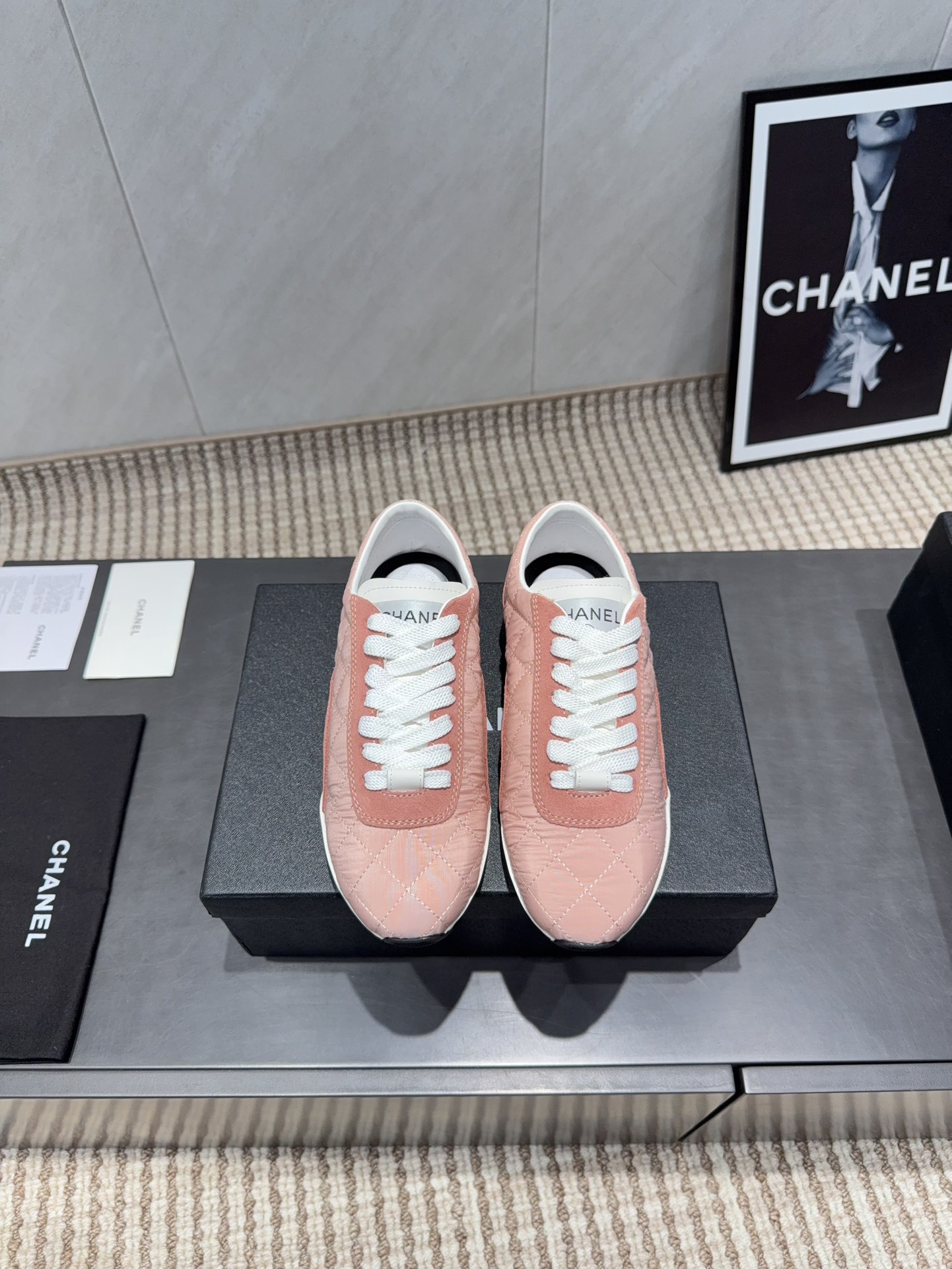 NO:628443,: 'Exclusive Top Version' Xiaoxiang C Home vs. New Autumn and Winter Casual Series... [Round-toe electric embroidered casual shoes] Fairy style, the latest color matching is amazing, irresistible, the latest biscuit shoes are currently super popular colorful casual shoes, the Internet celebrity Xiaohongshu is crazy about them, and is on sale. The silly and cute style has a bit of a retro flavor!  Special shape, very recognizable, slim and long legs, absolutely powerful, very comfortable to wear, good appearance, comfortable, and heightening. I must recommend it to everyone, the main feature of this year's series, minimalist style... Fabric: Original custom cowhide/umbrella cloth electric embroidery process Lining: Original custom sheepskin Foot: Original custom molded foot Outsole: Original open-molded TPU two-color molded bottom Size: 35-39 (40. Customization is not returnable)  Packaging: original full set of packaging Color: official website updated simultaneously, casual shoes/sports shoes, chanel, sneakers, cowhide, sheepskin, umbrellas19860909:《独家顶级版本》 小香C家vs秋冬新款休闲系列…【圆头电绣休闲鞋】  仙女款,最新的拼色绝了,无法抗拒,最新饼干鞋目前超级流行的彩色休闲鞋,网红明星小红书狂追热推 发售蠢萌可爱的造型带了点复古味！ 造型特殊,很有辨识度, 显瘦显腿长,绝对实力派,穿上也很舒服,高颜值 舒适,增高 一定要推荐给大家,今年系列的主打, 极简的风格…… 面料:原版定制牛皮/雨伞布电绣工艺 内里:原版定制羊皮 垫脚:原版定制成型垫脚 大底:原版开模TPU双色成型底 码数:35-39（40.定制不退换） 包装:原版全套包装 颜色:官网同步更新,休闲鞋/运动鞋,chanel,sneakers,cowhide,sheepskin,umbrellas,Women's Shoes