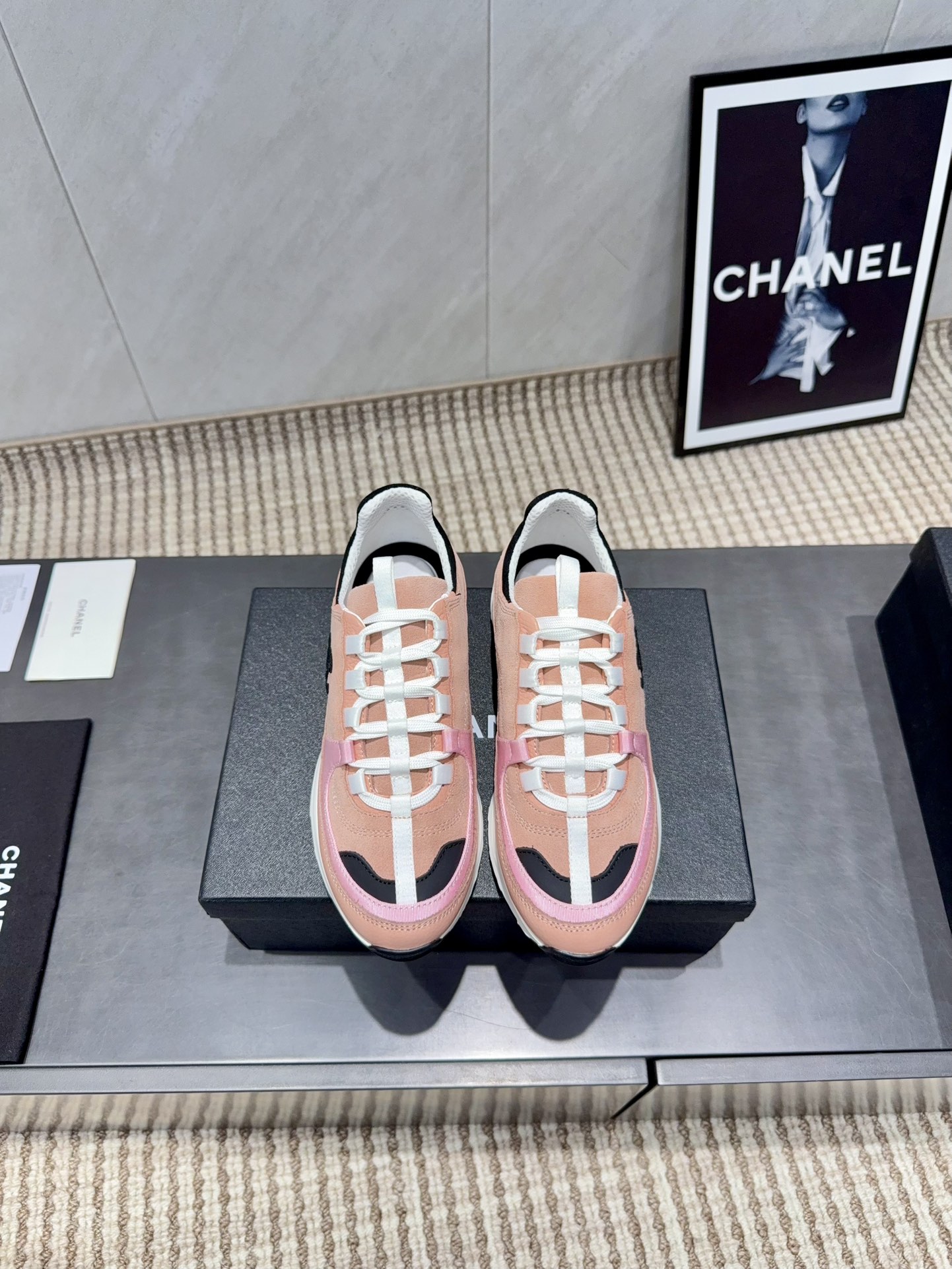 NO:628451,: 'Exclusive Top Version' Xiaoxiang C Home vs Autumn and Winter New Casual Series... [Round-toe color-blocking casual shoes] Fairy style, the latest color-blocking is amazing, irresistible, the latest biscuit shoes are currently super popular color casual shoes, the Internet celebrity Xiaohongshu is crazy about hot recommendations, and the silly and cute style has a retro flavor!  Special shape, very recognizable, slim and long legs, absolutely powerful, very comfortable to wear, good appearance, comfortable, and heightening. I must recommend it to everyone, the main feature of this year's series, minimalist style... Fabric: Original customized cowhide/cowberry color matching process Inner: Original customized breathable mesh Feet: Original customized molded feet Outsole: Original open-molded TPU two-color molded bottom Code number: 35-39 (40. Customization is not returnable)  Packaging: original full set of packaging Color: official website updated simultaneously, casual shoes/sports shoes, chanel, sneakers, cowhide19860909:《独家顶级版本》 小香C家vs秋冬新款休闲系列…【圆头拼色休闲鞋】  仙女款,最新的拼色绝了,无法抗拒,最新饼干鞋目前超级流行的彩色休闲鞋,网红明星小红书狂追热推 发售蠢萌可爱的造型带了点复古味！ 造型特殊,很有辨识度, 显瘦显腿长,绝对实力派,穿上也很舒服,高颜值 舒适,增高 一定要推荐给大家,今年系列的主打, 极简的风格…… 面料:原版定制牛皮/牛猄拼色工艺 内里:原版定制透气网 垫脚:原版定制成型垫脚 大底:原版开模TPU双色成型底 码数:35-39（40.定制不退换） 包装:原版全套包装 颜色:官网同步更新,休闲鞋/运动鞋,chanel,sneakers,cowhide,Women's Shoes