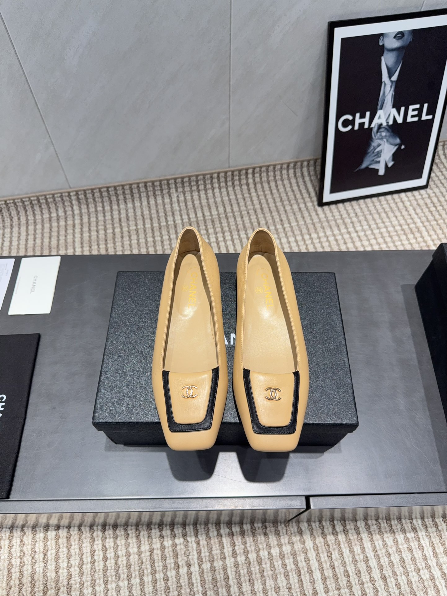 NO:628474,: 'Exclusive top version' CHANE*L Xiaoxiang vs. the latest fashion shoe series at the counter... [Square-toe color-blocked shoes] Ms. Chanel loves simplicity and irresistibility. The combination shows a unique dressing style, free mix and match to shine in place, and follow the fashionable steps of Grandma Jinxiang!  !  !  The top-notch craftsmanship and texture are perfectly presented. No matter any details, you can compare them with the counters. You can enter and exit the counters at will with the best quality goods!  !  Fabric: Original customized sheepskin color matching process Lining: Original customized sheepskin Foot pads: Original customized sheepskin Outsole: Original customized genuine leather outsole Heel height: 1cm flat Size: 35-39 (40.41.42. Customization is non-refundable) Packaging: Original full set of packaging Color: Official website updated simultaneously, single shoes, chanel, chanel, sheepskin, Leather soles19860909:《独家顶级版本》 CHANE*L小香vs专柜最新时装单鞋系列……【方头拼色单鞋】 香奈儿女士钟爱简约又难以抗拒系 搭配展现与众不同的穿搭风格、自由混搭闪耀到位跟紧香奶奶时尚步伐！！！ 顶级工艺质感完美呈现,无论任何细节均可对比专柜,最好级别的顶级货,随意进出专柜！！ 面料:原版定制羊皮拼色工艺 内里:原版定制羊皮 垫脚:原版定制羊皮 大底:原版定制真皮大底 跟高:1cm平底 码数:35-39（40.41.42.定制不退换） 包装:原版全套包装 颜色:官网同步更新,单鞋,chanel,chanel,sheepskin,Leather soles,Women's Shoes