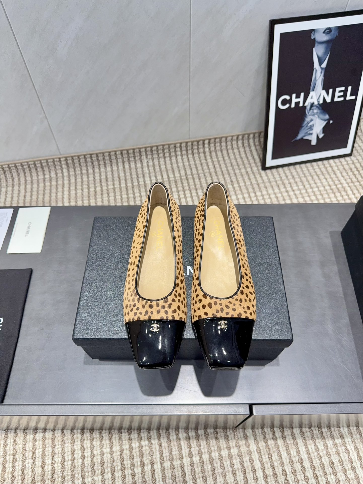 NO:628482,: 'Exclusive top version' CHANE*L Xiaoxiang vs. the latest fashion shoe series at the counter... [Square-toe color-blocked shoes] Ms. Chanel loves simplicity and irresistibility. The combination shows a unique dressing style, free mix and match to shine in place, and follow the fashionable steps of Grandma Jinxiang!  !  !  The top-notch craftsmanship and texture are perfectly presented. No matter any details, you can compare them with the counters. You can enter and exit the counters at will with the best quality products!  !  Fabric: Original customized patent leather horse hair color matching process Lining: Original customized sheepskin Foot pads: Original customized sheepskin Outsole: Original customized genuine leather outsole Heel height: 1cm flat Size: 35-39 (40.41.42. Customization is non-refundable) Packaging: Original full set of packaging Color: Official website updated simultaneously, single shoes, chanel, chanel, sheepskin, Leather soles19860909:《独家顶级版本》 CHANE*L小香vs专柜最新时装单鞋系列……【方头拼色单鞋】 香奈儿女士钟爱简约又难以抗拒系 搭配展现与众不同的穿搭风格、自由混搭闪耀到位跟紧香奶奶时尚步伐！！！ 顶级工艺质感完美呈现,无论任何细节均可对比专柜,最好级别的顶级货,随意进出专柜！！ 面料:原版定制漆皮马毛拼色工艺 内里:原版定制羊皮 垫脚:原版定制羊皮 大底:原版定制真皮大底 跟高:1cm平底 码数:35-39（40.41.42.定制不退换） 包装:原版全套包装 颜色:官网同步更新,单鞋,chanel,chanel,sheepskin,Leather soles,Women's Shoes