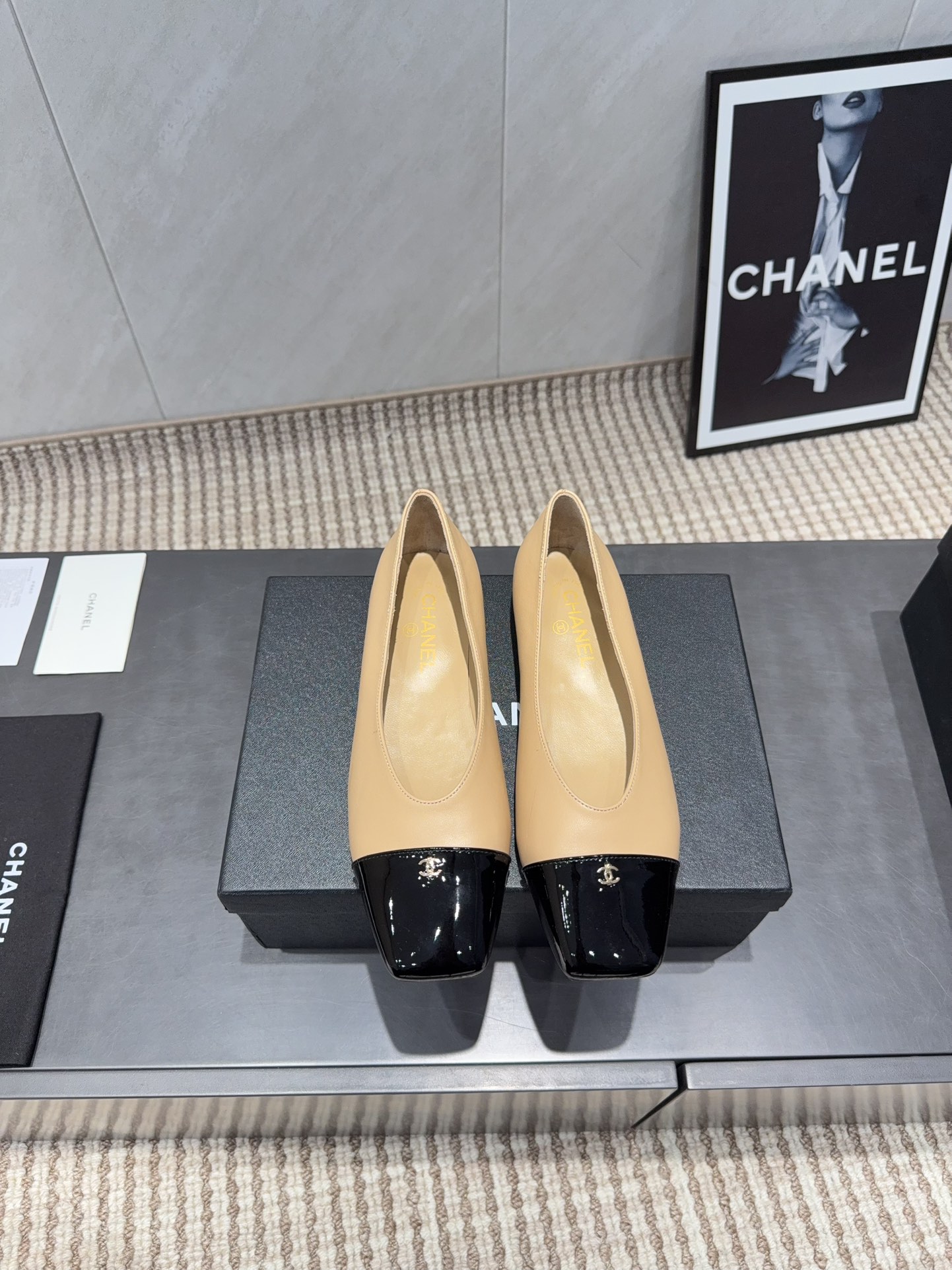 NO:628489,: 'Exclusive top version' CHANE*L Xiaoxiang vs. the latest fashion shoe series at the counter... [Square-toe color-blocked shoes] Ms. Chanel loves simplicity and irresistibility. The combination shows a unique dressing style, free mix and match to shine in place, and follow the fashionable steps of Grandma Jinxiang!  !  !  The top-notch craftsmanship and texture are perfectly presented. No matter any details, you can compare them with the counters. You can enter and exit the counters at will with the best quality goods!  !  Fabric: Original customized sheepskin/patent leather color matching process Lining: Original customized sheepskin Foot pads: Original customized sheepskin Outsole: Original customized leather outsole Heel height: 1cm flat Size number: 35-39 (40.41.42. Customization is non-refundable) Packaging: Original full set of packaging Color: Official website updated simultaneously, single shoes, chanel, chanel, sheepskin, Leather soles19860909:《独家顶级版本》 CHANE*L小香vs专柜最新时装单鞋系列……【方头拼色单鞋】 香奈儿女士钟爱简约又难以抗拒系 搭配展现与众不同的穿搭风格、自由混搭闪耀到位跟紧香奶奶时尚步伐！！！ 顶级工艺质感完美呈现,无论任何细节均可对比专柜,最好级别的顶级货,随意进出专柜！！ 面料:原版定制羊皮/漆皮拼色工艺 内里:原版定制羊皮 垫脚:原版定制羊皮 大底:原版定制真皮大底 跟高:1cm平底 码数:35-39（40.41.42.定制不退换） 包装:原版全套包装 颜色:官网同步更新,单鞋,chanel,chanel,sheepskin,Leather soles,Women's Shoes