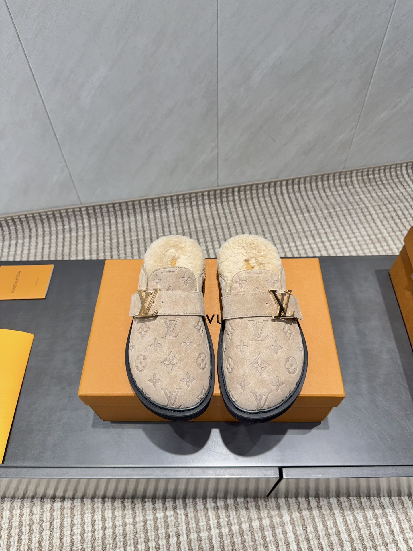 NO:628385,: Couple 'Exclusive top version' Llu brand vs autumn couple's new half-drag series... [Couple cross-strap half-drag] Original details, super authentic version, super good-looking, super stylish on the foot, with its own temperament, fashionable and sporty style, extremely comfortable... Fabric: Original customized cow embossing process Lining: Original customized wool Foot: Original imported wool Outsole: Original molded anti-slip rubber sole Height: 2.5cm  Code number: 35-44 (Female 41. Male 45. Customization is non-returnable) Color: Official website updated simultaneously, half drag, louis vuitton19860909:情侣《独家顶级版本》 L驴牌vs秋季情侣新款半拖系列……【情侣横带半拖】 原版细节,超正版型,超级好看,上脚超大气,自带气质,时尚运动风,舒适度特别棒…… 面料:原版定制牛猄压花工艺 内里:原版定制羊毛 垫脚:原版进口羊毛 大底:原版开模防滑橡胶底 底高:2.5cm 码数:35-44（女41.男45.定制不退换） 颜色:官网同步更新,半拖,louis vuitton,Women's Shoes